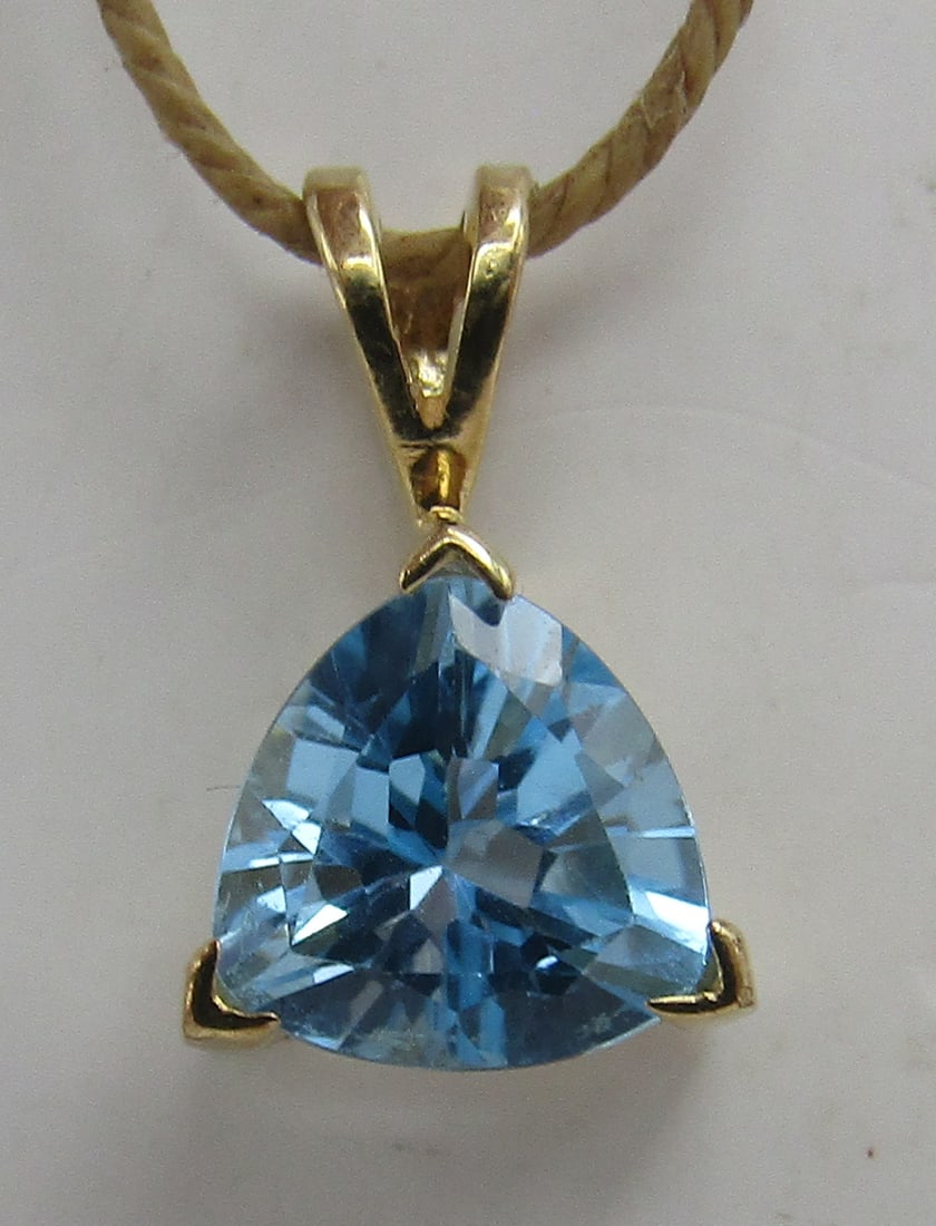 1CT BLUE TOPAZ 14K YELLOW GOLD NECKLACE PENDANT: GENUINE VINTAGE ESTATE TRIANGLE BLUE TOPAZ CHARM MARKED "14K" YELLOW GOLD 1/2" BY 3/8". WEIGH 1 GRAMS. EXCELLENT CONDITION. WITH IMPERIAL AUCTION THE COST FOR PACKING AND SHIPPING VIA USPS IN THE USA 