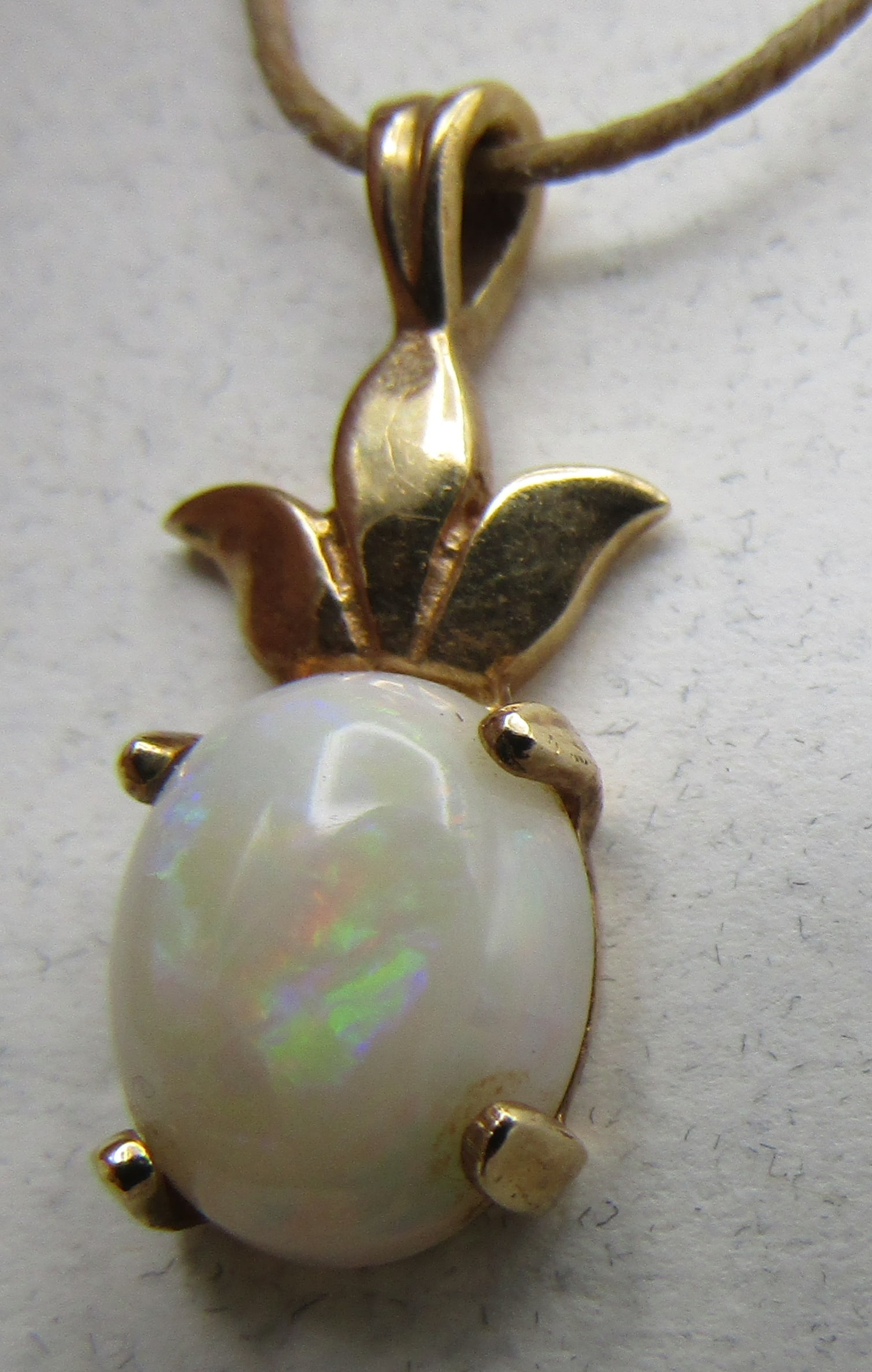 10MM X 8MM FIRE OPAL 14K GOLD NECKLACE PENDANT: GENUINE VINTAGE ESTATE 10MM BY 8MM OVAL FIRE OPAL GEMSTONE PENDANT MARKED "14K" YELLOW GOLD. WEIGHS 1.4 GRAMS. EXCELLENT CONDITION. WITH IMPERIAL AUCTION THE COST FOR PACKING AND SHIPPING VIA USPS IN 