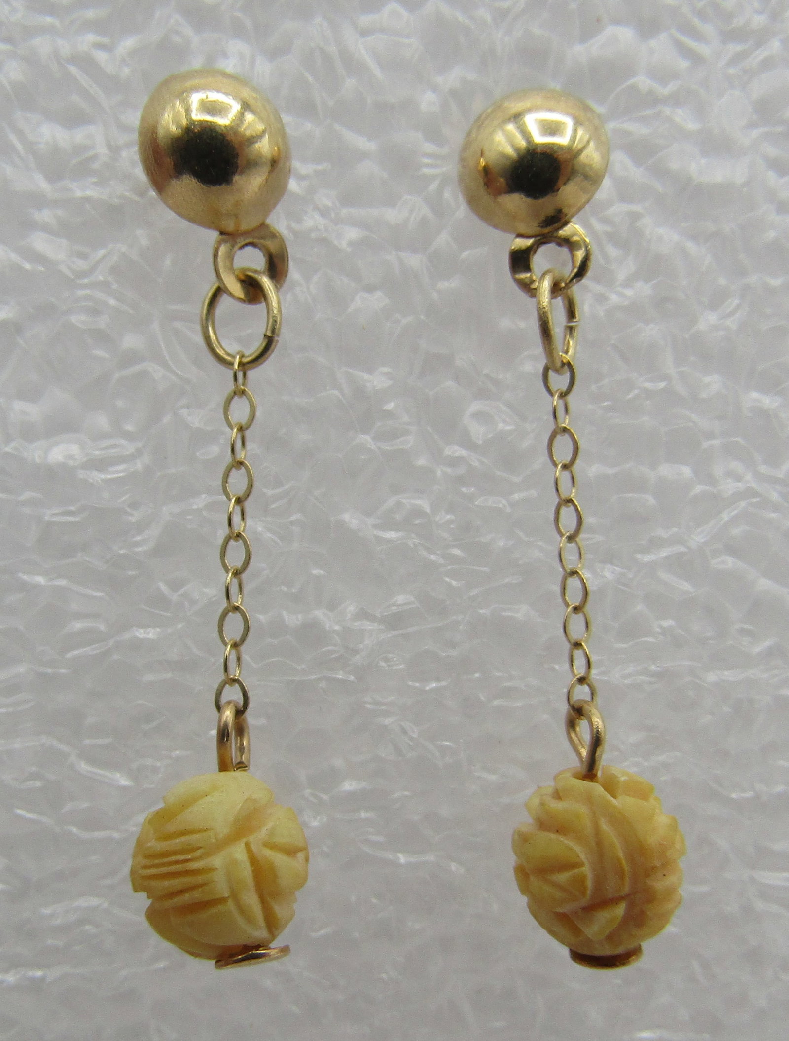 CELLINI 14K GOLD CARVED IVORY FLOWER EARRINGS: GENUINE VINTAGE ESTATE MEASURE 1 1/8 INCHES LONG. WEIGH 1.0 GRAM; MARKED "CELLINI 14K", YELLOW GOLD. EXCELLENT USED CONDITION. WITH IMPERIAL AUCTION THE COST FOR PACKING AND SHIPPING VIA USPS IN THE U