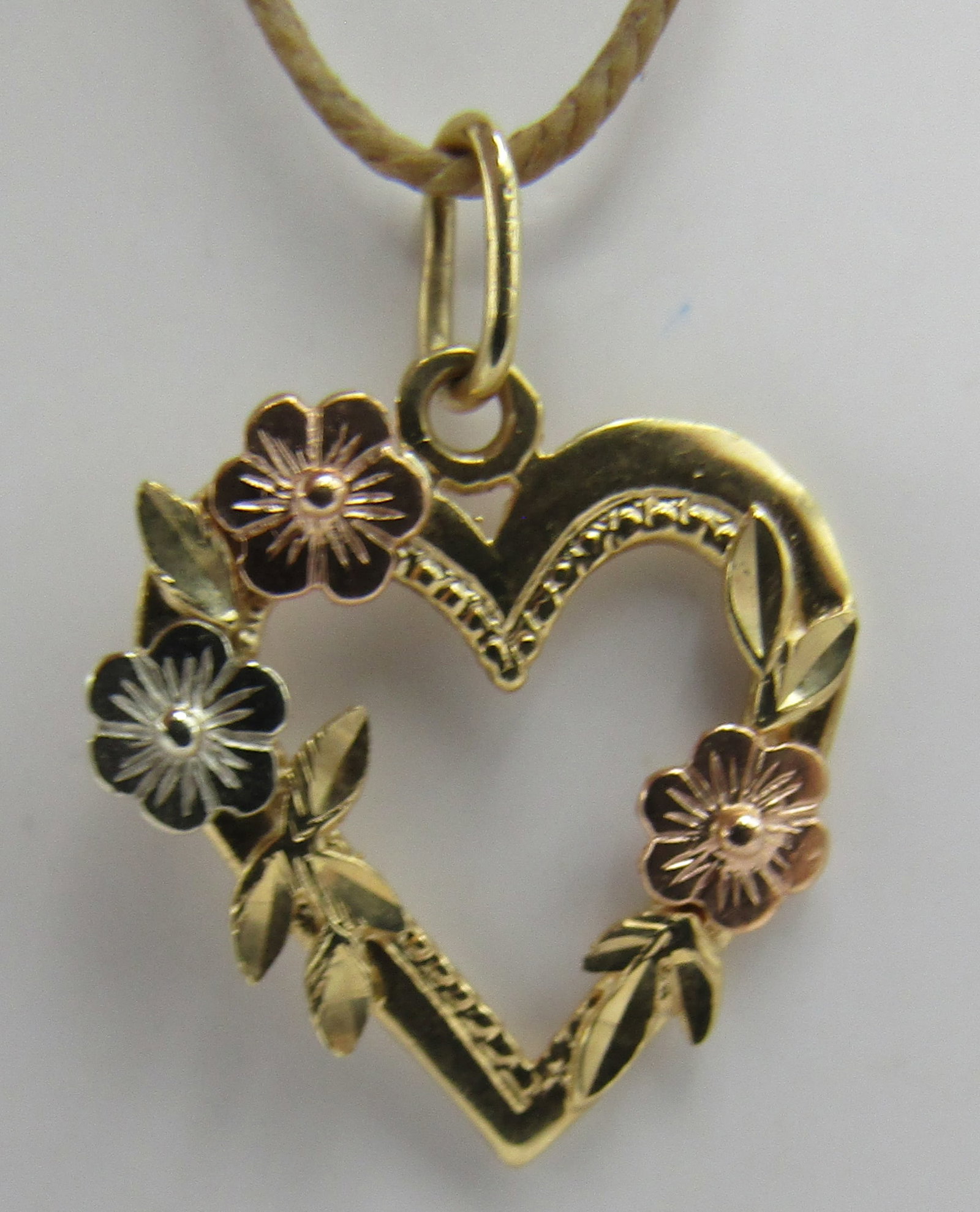 14K GOLD HEART PENDANT NECKLACE BRACELET CHARM: VINTAGE ESTATE PENDANT FOR CHAIN OR CHARM BRACELET. MARKED AND TESTED "14K" TRICOLOR ROSE, WHITE & YELLOW GOLD WITH FLOWERS AND HEART. MEASURES 3/4" BY 5/8". WEIGHS 1.0GRAM. EXCELLENT CONDITION. WITH 