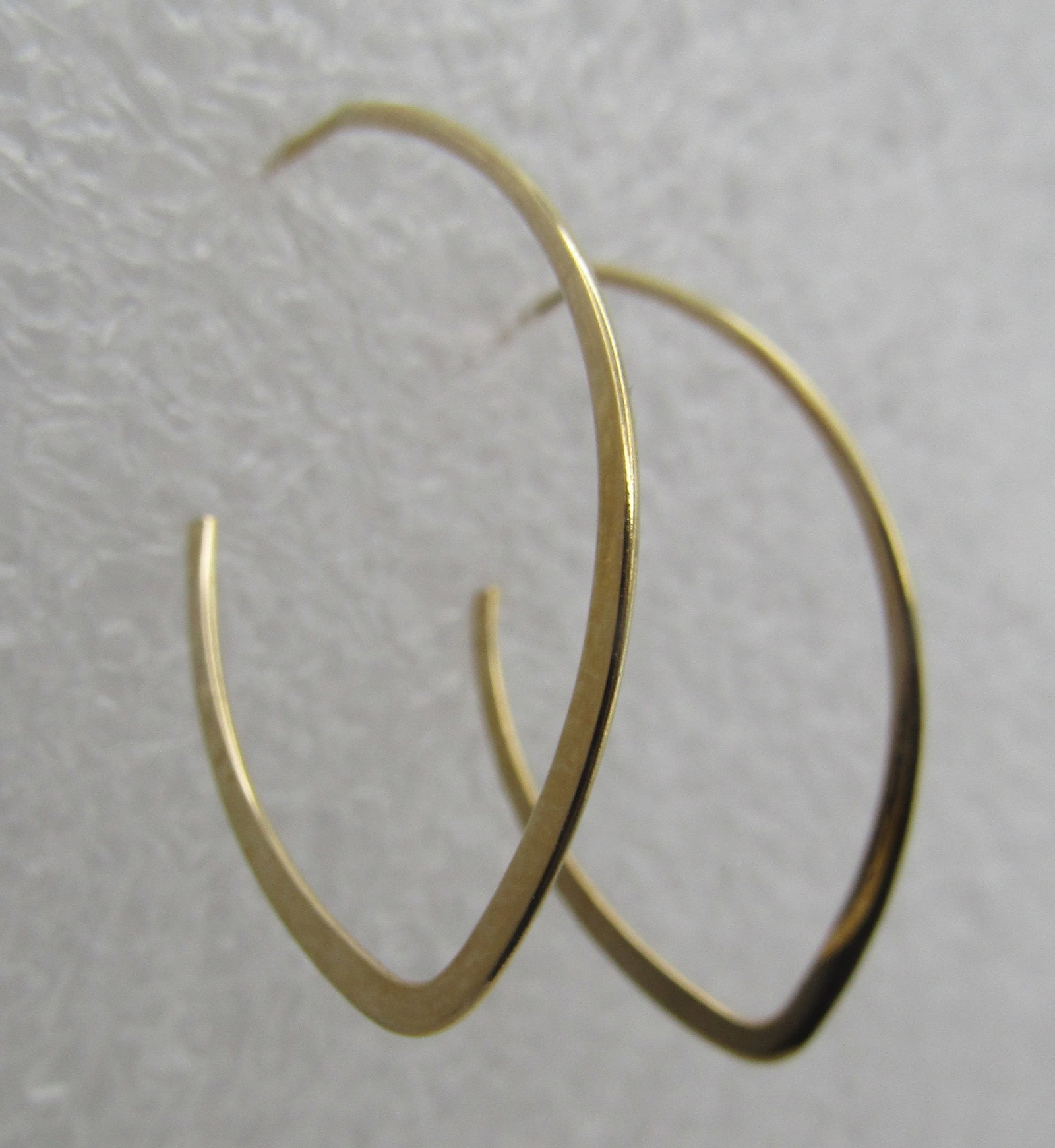 14K YELLOW GOLD EARRINGS MARQUISE DESIGN: 14K YELLOW GOLD HOOP EARRINGS. WEIGH 1.2 GRAMS. MEASURE 1.25 INCHES. EXCELLENT, NEW CONDITION. WITH IMPERIAL AUCTION THE COST FOR PACKING AND SHIPPING VIA USPS IN THE USA IS $5.