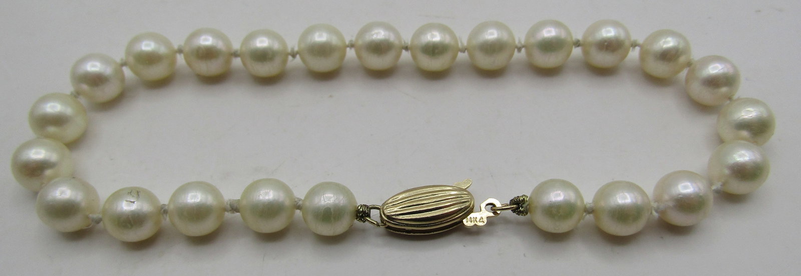 6MM PEARL 14K YELLOW GOLD 7 3/8" BRACELET: 6MM PEARL 14K YELLOW GOLD 7 3/8" BRACELET. WEIGHS 8.8 GRAMS, EXCELLENT USED CONDITION. WITH IMPERIAL AUCTION THE COST FOR PACKING AND SHIPPING VIA USPS IN THE USA IS $5.