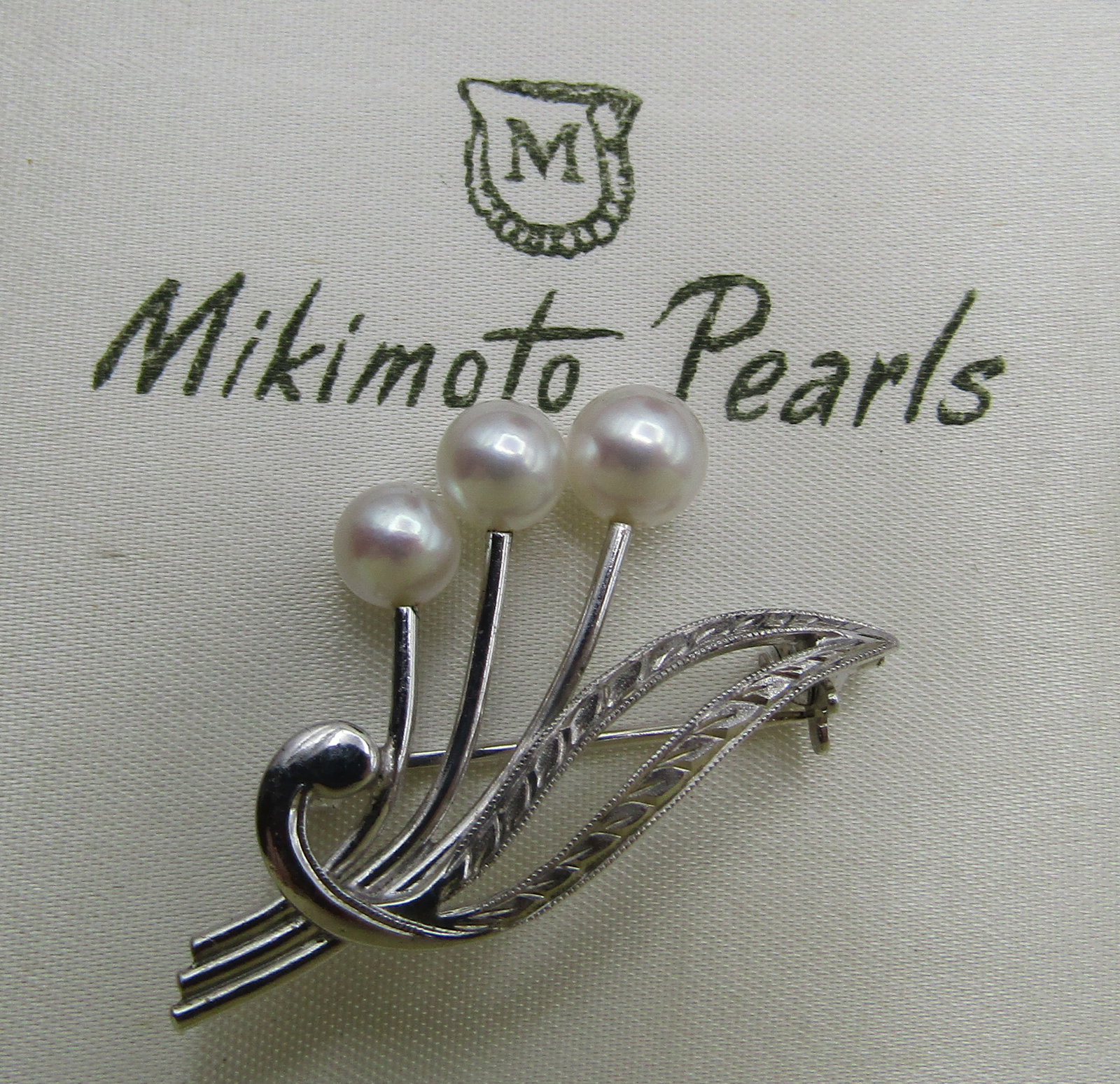 MIKIMOTO 3 AKOYA 6MM PEARL PIN STERLING SILVER: GENUINE VINTAGE ESTATE HALLMARKED MIKIMOTO 3 PEARL UP TO 6MM PIN. MEASURES 1.25 INCHES. WIEGHS 3.1 GRAMS. EXCELLENT CONDITION. WITH IMPERIAL AUCTION THE COST FOR PACKING AND SHIPPING VIA USPS IN THE U