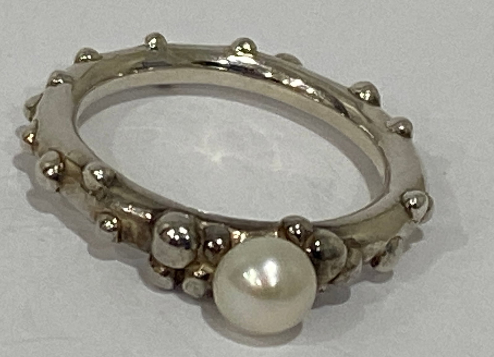 MICHAEL DAWKINS PEARL RING STERLING SILVER SIZE 8: SIGNED "MICHAEL DAWKINS" 6MM PEARL RING. SIZE 8. WEIGHS 5.3 GRAMS. EXCELLENT USED CONDITION. WITH IMPERIAL AUCTION THE COST FOR PACKING AND SHIPPING VIA USPS IN THE USA IS $5.