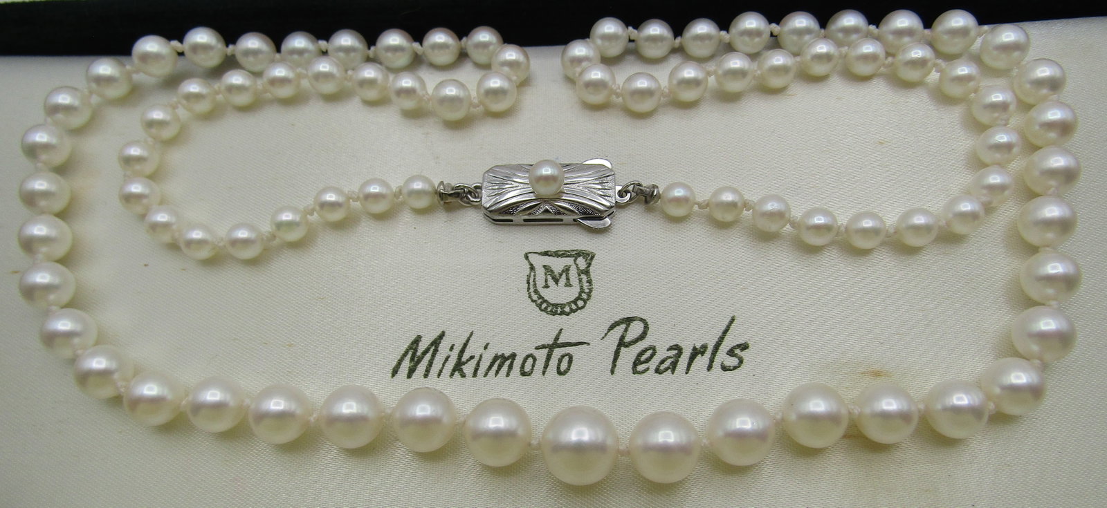 21" MIKIMOTO 8MM PEARL NECKLACE STERLING SILVER: GENUINE VINTAGE ESTATE HALLMARKED MIKIMOTO & "SIL" GRADUATED 4MM UP TO 8MM. MEASURES 21 INCHES LONG. WEIGHS 20.6 GRAMS. EXCELLENT CONDITION. WITH IMPERIAL AUCTION THE COST FOR PACKING AND SHIPPING VIA