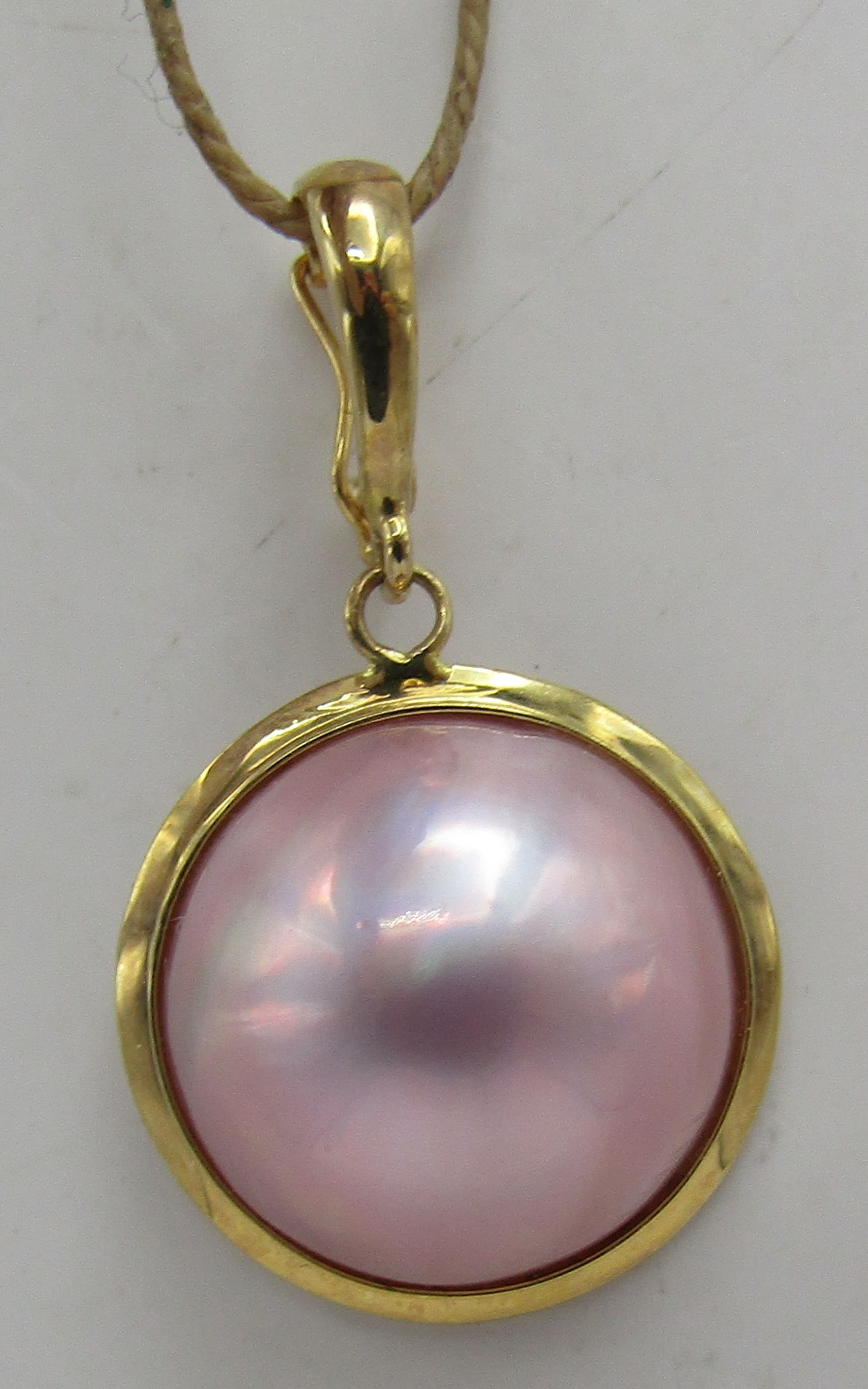 15MM PINK MABE PEARL NECKLACE PENDANT 14K GOLD: GENUINE VINTAGE ESTATE MARKED "14K" 15MM PINK PEARL ENHANCER PENDANT. MEASURES 1.25 INCHES. WEIGHS 2.3 GRAMS. EXCELLENT CONDITION. WITH IMPERIAL AUCTION THE COST FOR PACKING AND SHIPPING VIA USPS IN T
