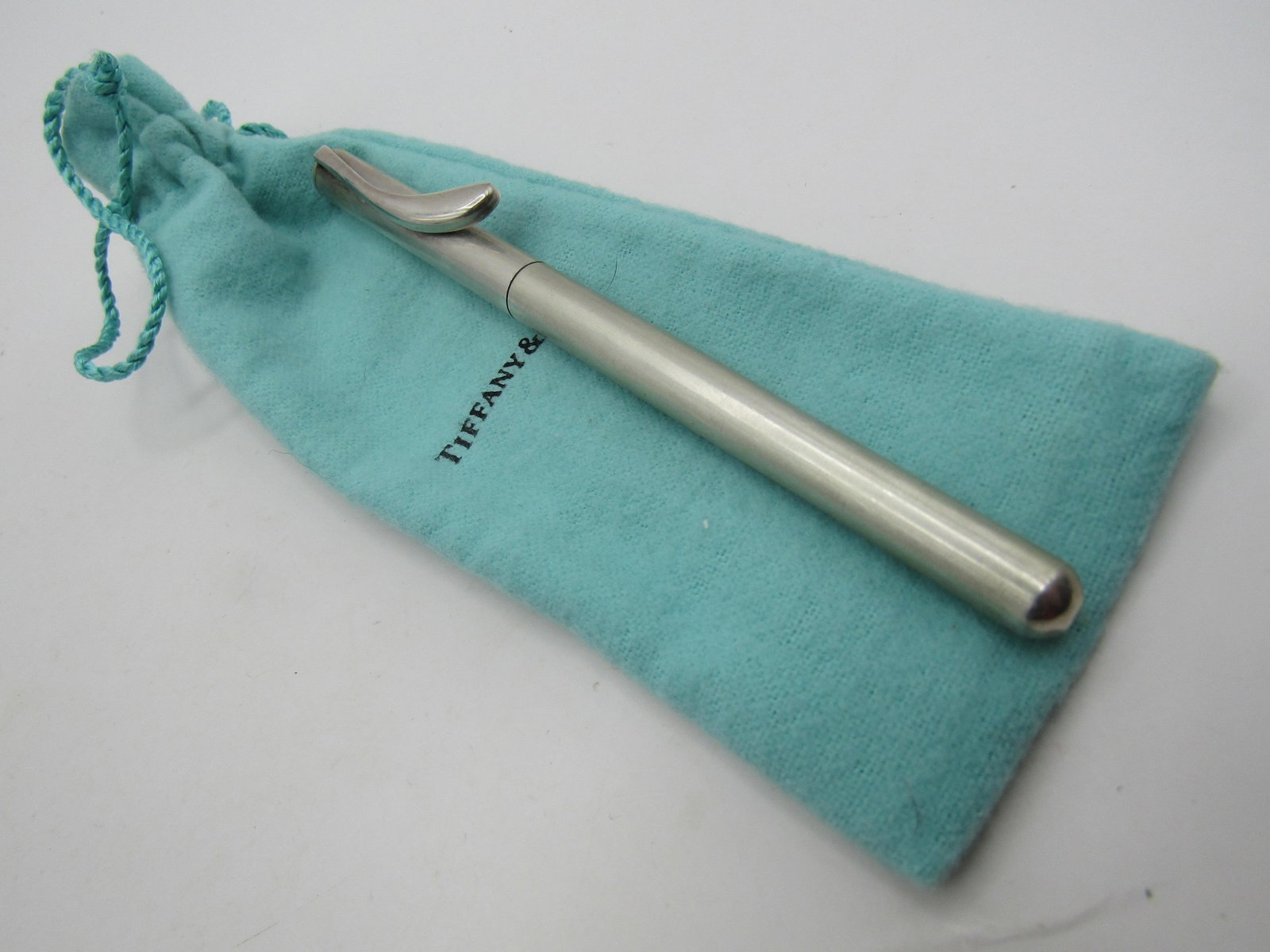 TIFFANY & CO PEN STERLING SILVER ELSA PERETTI: GENUINE SIGNED "TIFFANY & CO. PERETTI STERLING" WITH POUCH. MEASURES 5 INCHES LONG. WEIGHS 23.1 GRAMS STERLING SILVER. EXCELLENT USED CONDITION. WITH IMPERIAL AUCTION THE COST FOR PACKING AND SHIPPING