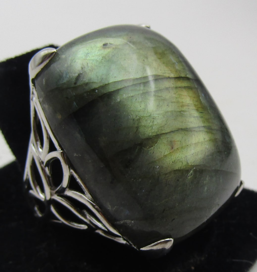 "AK" LABRADORITE RING STERLING SILVER 20GR SIZE 9: HUGE DESIGNER SIGNED "AK 925" LABRADORITE RING ADJUSTABLE SIZE 9. STONES MEASURES 30MM BY 25MM. WEIGHS 20 GRAMS. EXCELLENT CONDITION. WITH IMPERIAL AUCTION THE COST FOR PACKING AND SHIPPING VIA USPS I