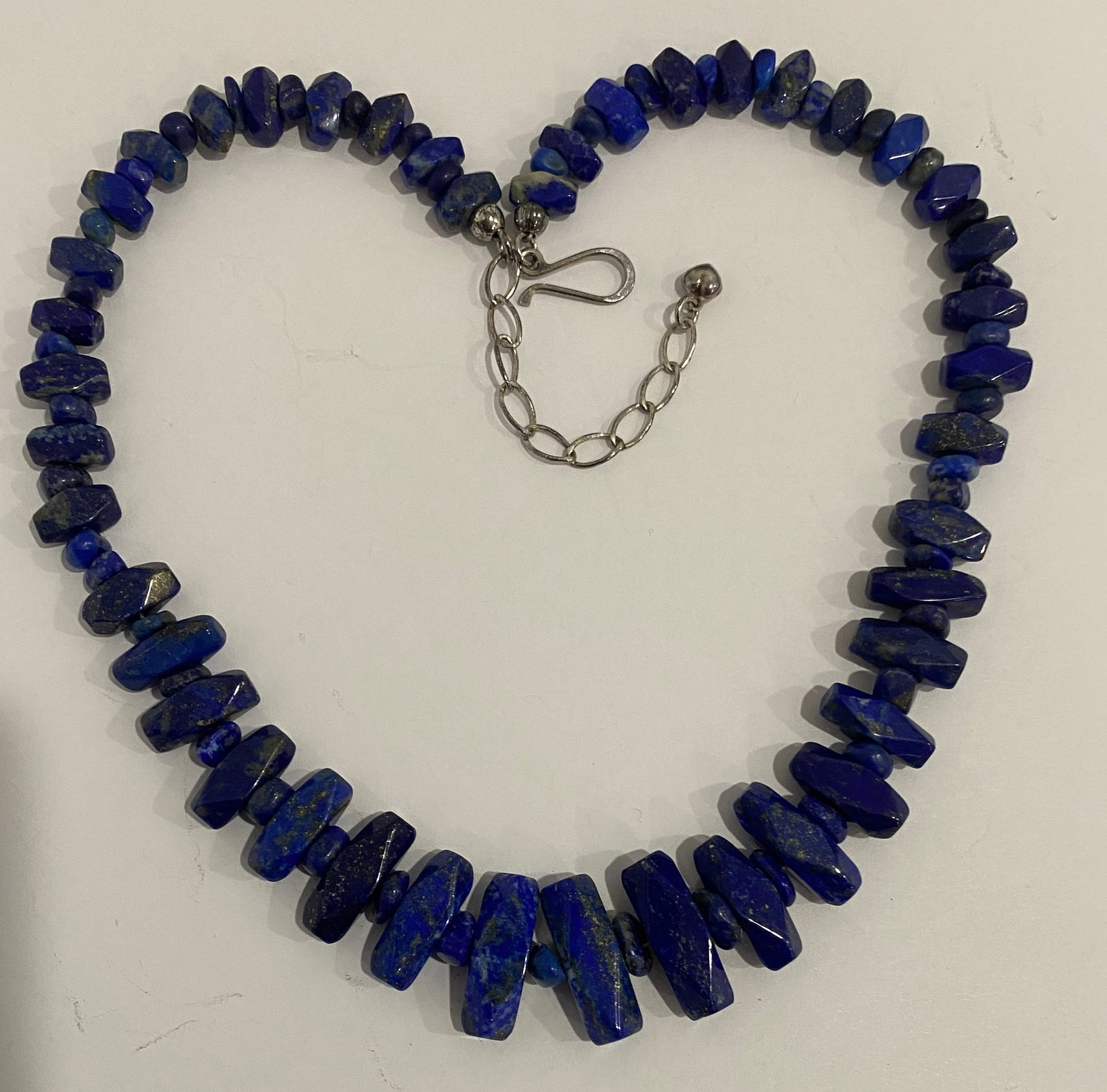 21" DRT LAPIS LAZULI BEAD NECKLACE STERLING SILVER: SIGNED "DRT925" WITH GRADUATED LAPIS STONES UP TO 1 INCH. 21 INCHES LONG OVERALL. WEIGHS 68.1 GRAMS. EXCELLENT CONDITION. WITH IMPERIAL AUCTION THE COST FOR PACKING AND SHIPPING VIA USPS IN THE USA IS