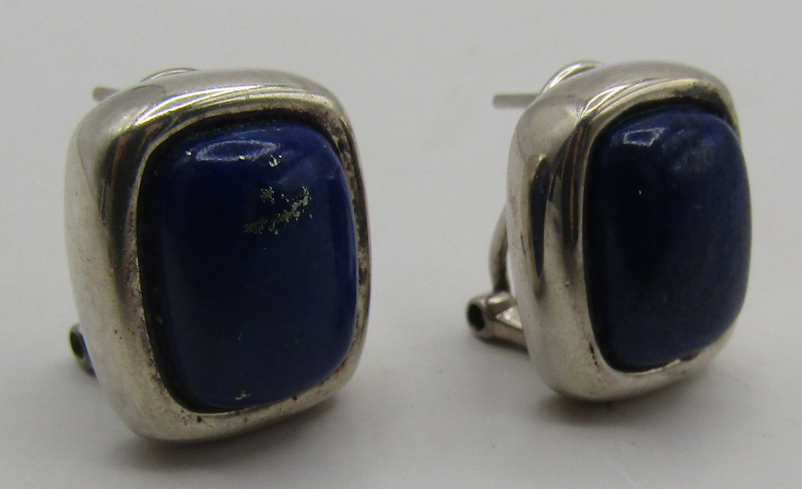 LAPIS LAZULI EARRINGS STERLING SILVER 8.8GRAM: LAPIS EARRINGS WITH POST AND CLIP. VINTAGE ESTATE MARKED "925" GENUINE LAPIS EARRINGS. MEASURE 5/8 INCH. TESTED STERLING SILVER. WEIGHS 8.8 GRAMS. EXCELLENT USED CONDITION. WITH IMPERIAL AUCTION THE C