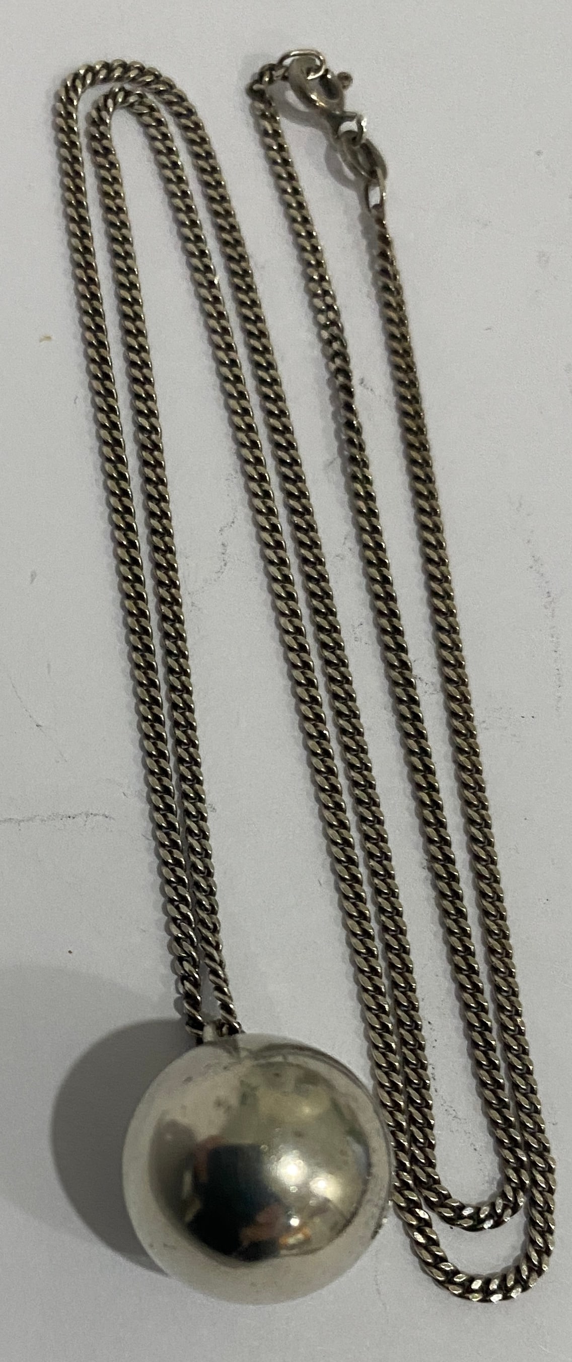 20" TAXCO MEXICO JINGLE BELL BALL NECKLACE STERLIN: VINTAGE ESTATE BALL PENDANT CHARM THAT REALLY JINGLES. LINK CHAIN NECKLACE MEASURES 20 INCHES LONG, PLUS .75 INCH BALL CHARM. WEIGHS 10.9 GRAMS, ALL TESTED STERLING SILVER; CHAIN IS MARKED. EXCELLENT 