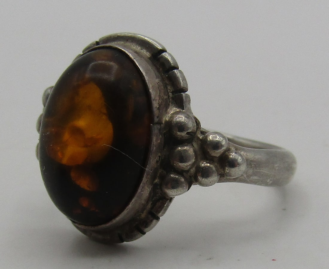 SIGNED "L" AMBER RING STERLING SILVER SIZE 8: VINTAGE ESTATE ARTIST HALLMARKED "L & STERLING". GENUINE AMBER & STERLING SILVER RING. NATIVE AMERICAN SOUTHWEST NAVAJO INDIAN JEWELRY. TOP MEASURES .75 INCH. SIZE 8. WEIGHS 5.0 GRAMS. EXCELLENT USED 