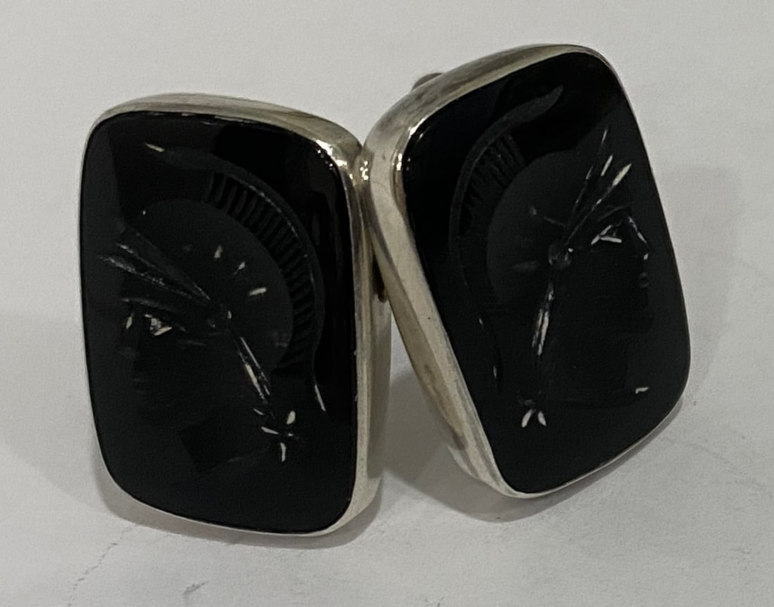 INTAGLIO CUFFLINKS STERLING SILVER CARVED ONYX: VINTAGE ESTATE 1 INCH LONG STERLING SILVER CARVED ONYX INTAGLIO CUFFLINKS. WEIGH 11.9 GRAMS. EXCELLENT USED CONDITION. WITH IMPERIAL AUCTION THE COST FOR PACKING AND SHIPPING VIA USPS IN THE USA IS $5