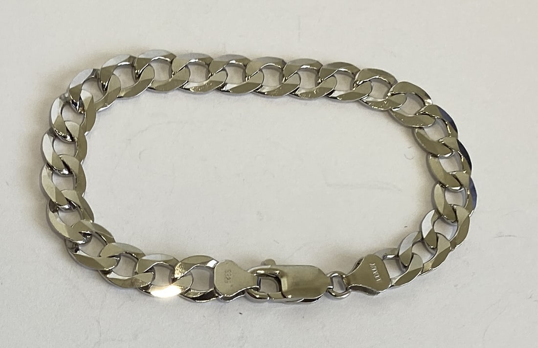 7.5" CURB LINK CHAIN BRACELET STERLING SILVER 11GR: STERLING SILVER CURB LINK CHAIN BRACELET MEASURES 7 1/2 INCHES LONG. WEIGHS 11.4 GRAMS. EXCELLENT CONDITION. WITH IMPERIAL AUCTION THE COST FOR PACKING AND SHIPPING VIA USPS IN THE USA IS $5.