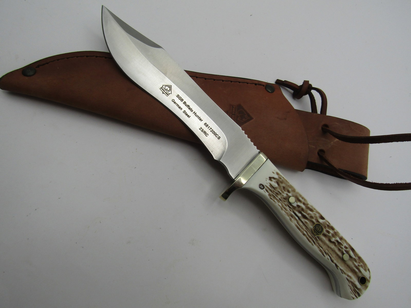 PUMA KNIFE NATURAL STAG BUFFALO HUNTER: PUMA BUFFALO HUNTER KNIFE. 10 INCH WITH 5 1/2 INCH BLADE. NATURAL STAG GRIP. LIKE NEW WITH BOX. WITH IMPERIAL AUCTION THE COST FOR PACKING AND SHIPPING VIA USPS IN THE USA IS $5.