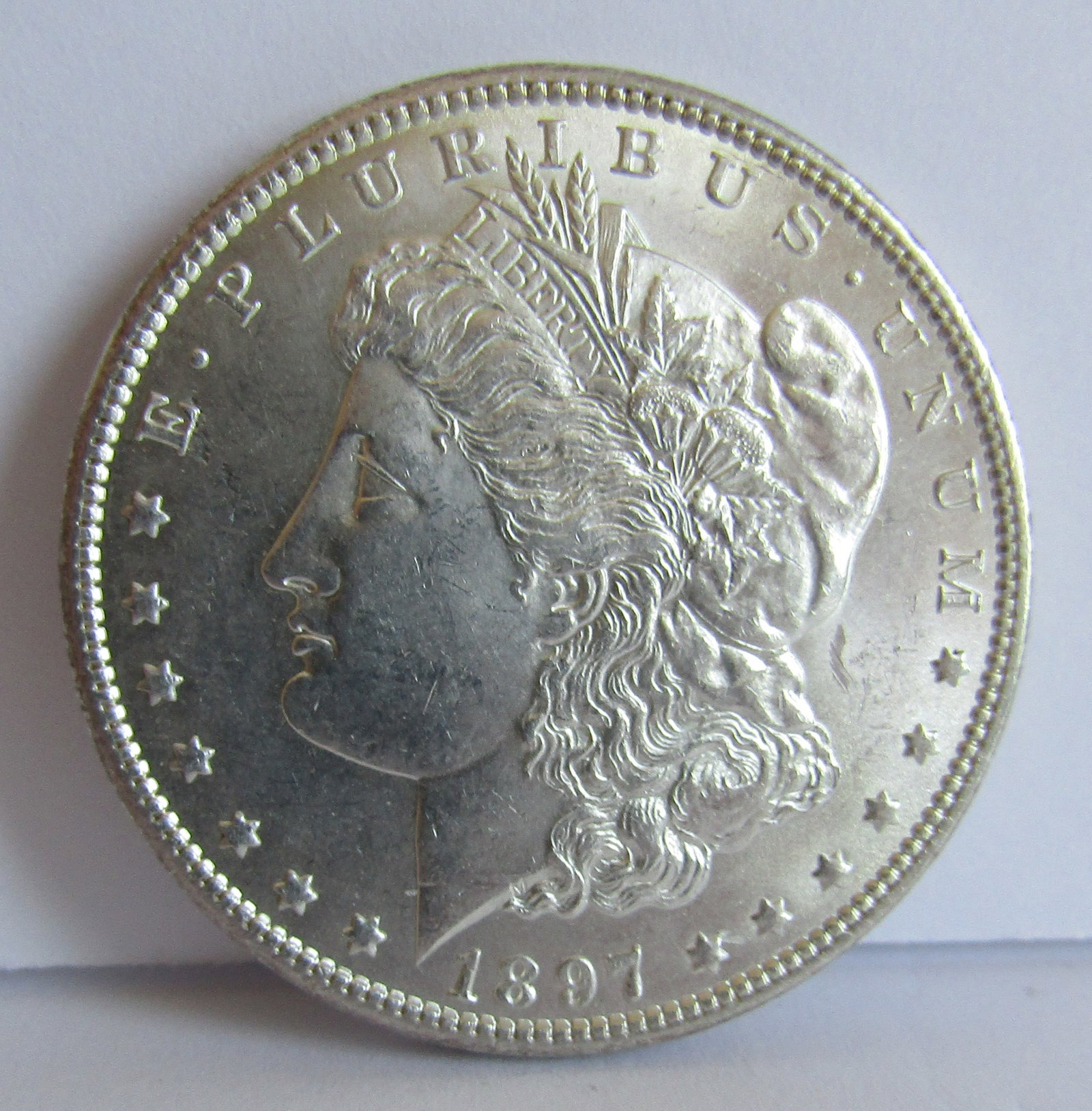 1897 UNCIRCULATED MORGAN US SILVER DOLLAR COIN: UNCIRCULATED MORGAN SILVER DOLLAR 1897 P MINT. USA SHIPPING USPS $5