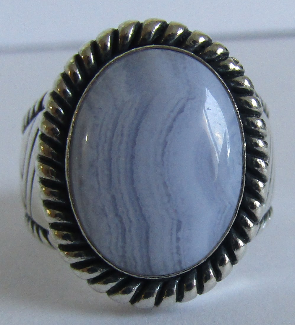"CR" BLUE LACE AGATE RING STERLING SILVER SIZE 9: RELIOS BLUE LACE RING MEASURES 1 INCH LONG BY .75 INCH WIDE RINGS. MARKED "CR 925", WEIGH 12.7 GRAMS. SIZE??? EXCELLENT USED CONDITION. WITH IMPERIAL AUCTION THE COST FOR PACKING AND SHIPPING VIA USPS