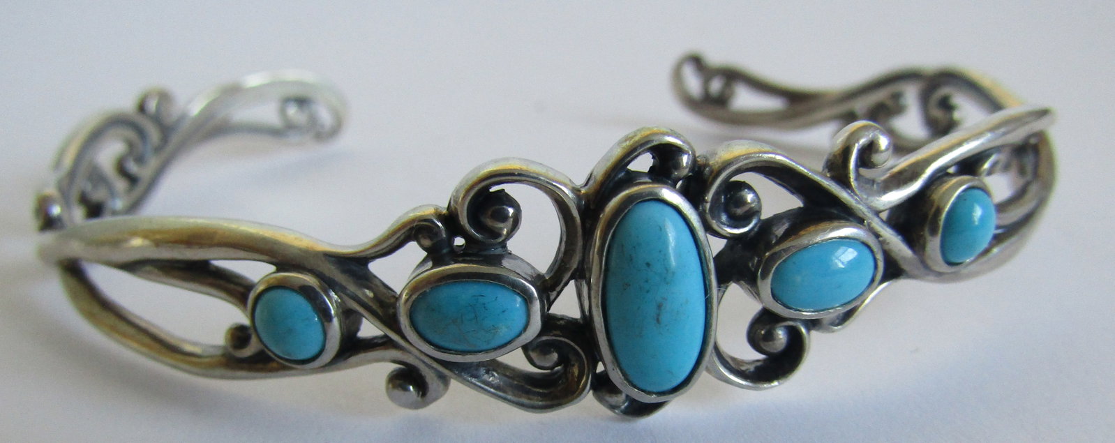 RELIOS TURQUOISE CUFF BRACELET STERLING SILVER 16G: CAROLINE POLLACK, RELIOS BRACELET WITH TURQUOISE FITS AN 8 INCH WRIST. MARKED "CR, 925", WEIGHS 16.6 GRAMS. EXCELLENT USED CONDITION. WITH IMPERIAL AUCTION THE COST FOR PACKING AND SHIPPING VIA USPS I