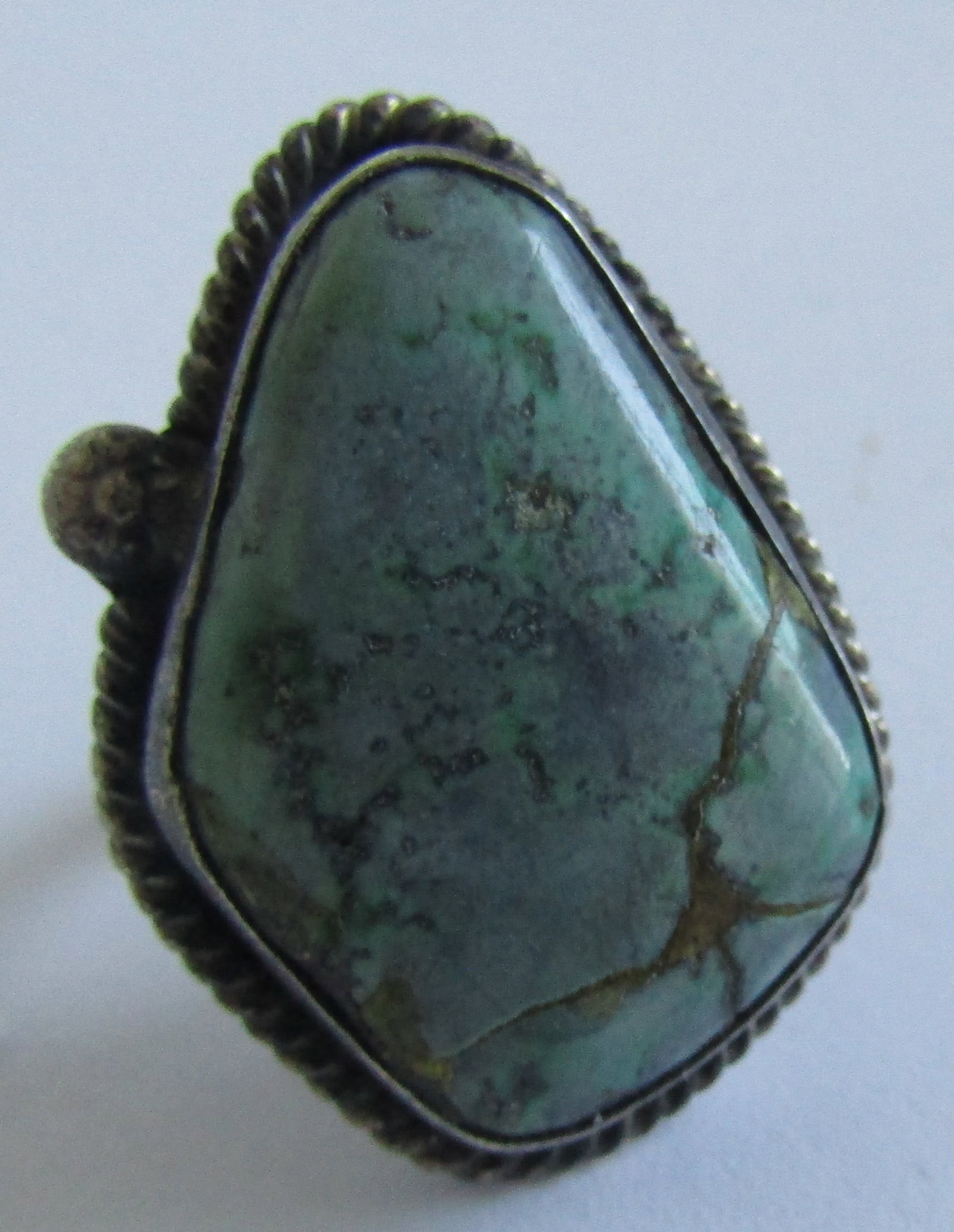 "OF" LARGE TURQUOISE RING STERLING SILVER SIZE 7: EARLY VINTAGE ESTATE ARTIST HALLMARKED "OF" TESTED STERLING SILVER RING. NATIVE AMERICAN SOUTHWEST NAVAJO INDIAN JEWELRY. TOP MEASURES 1.25 INCHES. WEIGHS 11.6 GRAMS. SIZE 7. USED CONDITION, STONE IS 