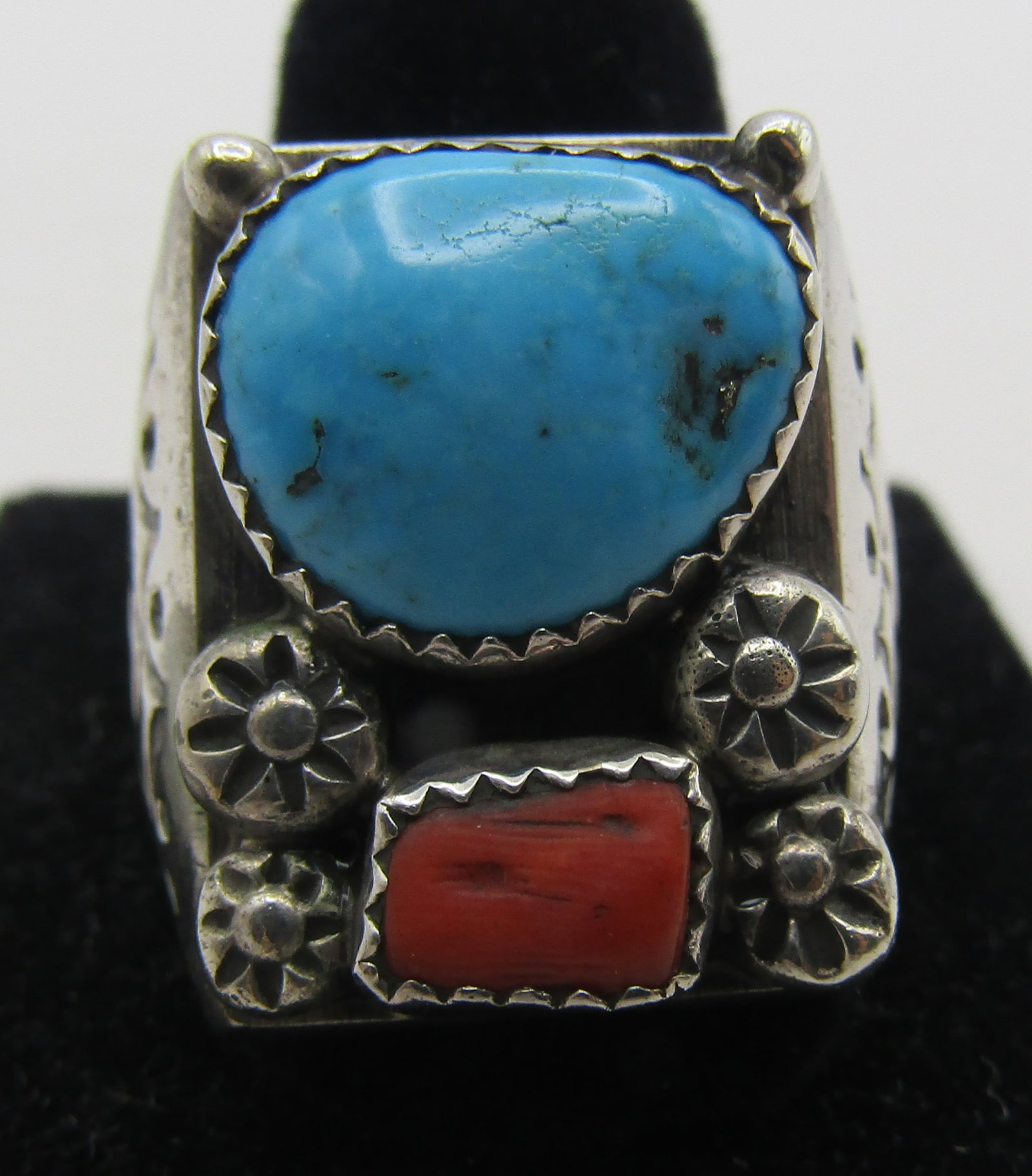 TURQUOISE CORAL RING STERLING SILVER 20GR SIZE11: VINTAGE ESTATE GENUINE TURQUOISE AND RED CORAL RING. NATIVE AMERICAN SOUTHWEST NAVAJO INDIAN JEWELRY. MEASURES 1 INCH. TESTED STERLING SILVER. SIZE 11. WEIGHS 20.7 GRAMS. EXCELLENT USED CONDITION. WIT