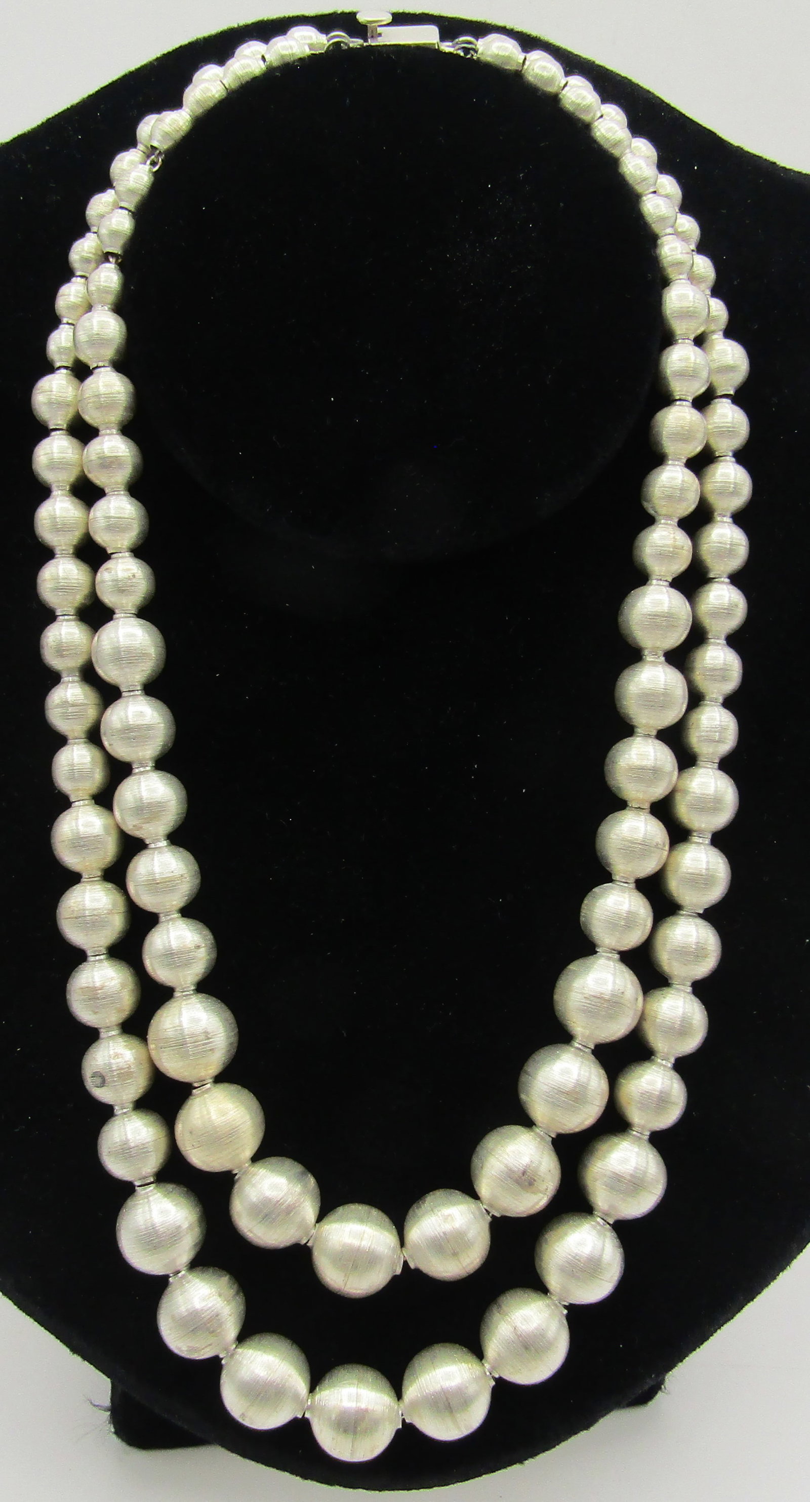 MR TAXCO MEXICO BEAD NECKLACE STERLING SILVER 90GR: HALLMARKED "MR TAXCO MEXICO 925" WITH AN EAGLE WITH NUMBER 3. DOUBLE GRADUATED FLORENTED BEADED NECKLACE 6MM TO 12MM. MEASURE 16 AND 17 INCHES LONG. WEIGHS 90 GRAMS. EXCELLENT CONDITION. WITH IMPERIAL