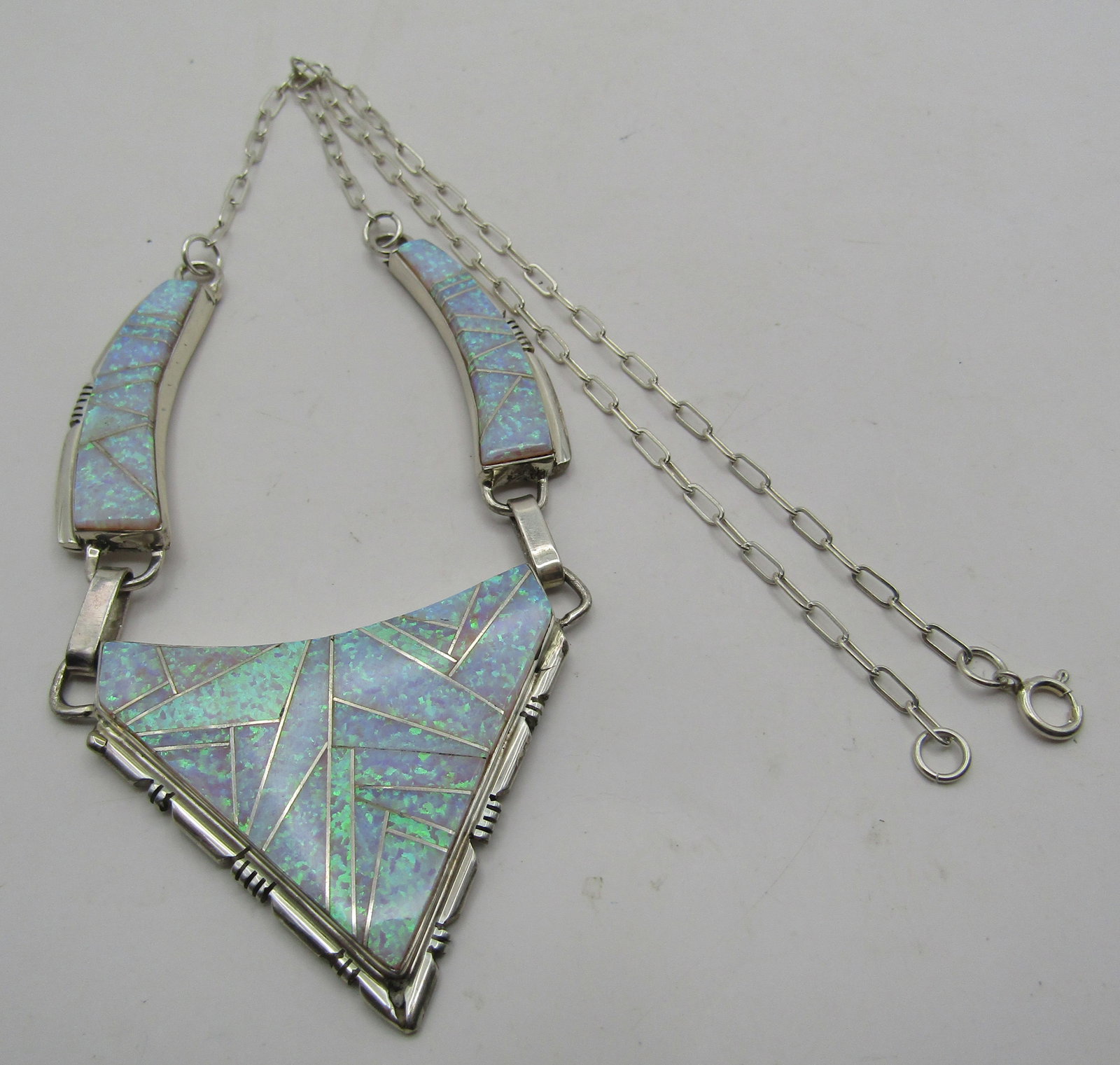 TOM SHIRLEY OPAL NECKLACE STERLING SILVER: ARTIST SIGNED "STERLING TOM SHIRLEY." NATIVE AMERICAN SOUTHWEST NAVAJO INDIAN JEWELRY. MEASURES 20.5 INCHES PLUS A CENTER THAT DROPS 1.5 INCHES. WEIGHS 33.2 GRAMS. EXCELLENT CONDITION. WITH IMPERIAL A