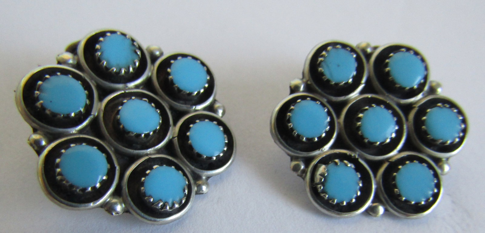 SNAKE EYE TURQUOISE EARRINGS STERLING SILVER CLIP: VINTAGE ESTATE UNSIGNED, TESTED STERLING. NATIVE AMERICAN SOUTHWEST ZUNI INDIAN JEWELRY. MEASURE .75 INCH BY .75 INCH WIDE. WEIGH 4.2 GRAMS. EXCELLENT CONDITION. WITH IMPERIAL AUCTION THE COST FOR PAC