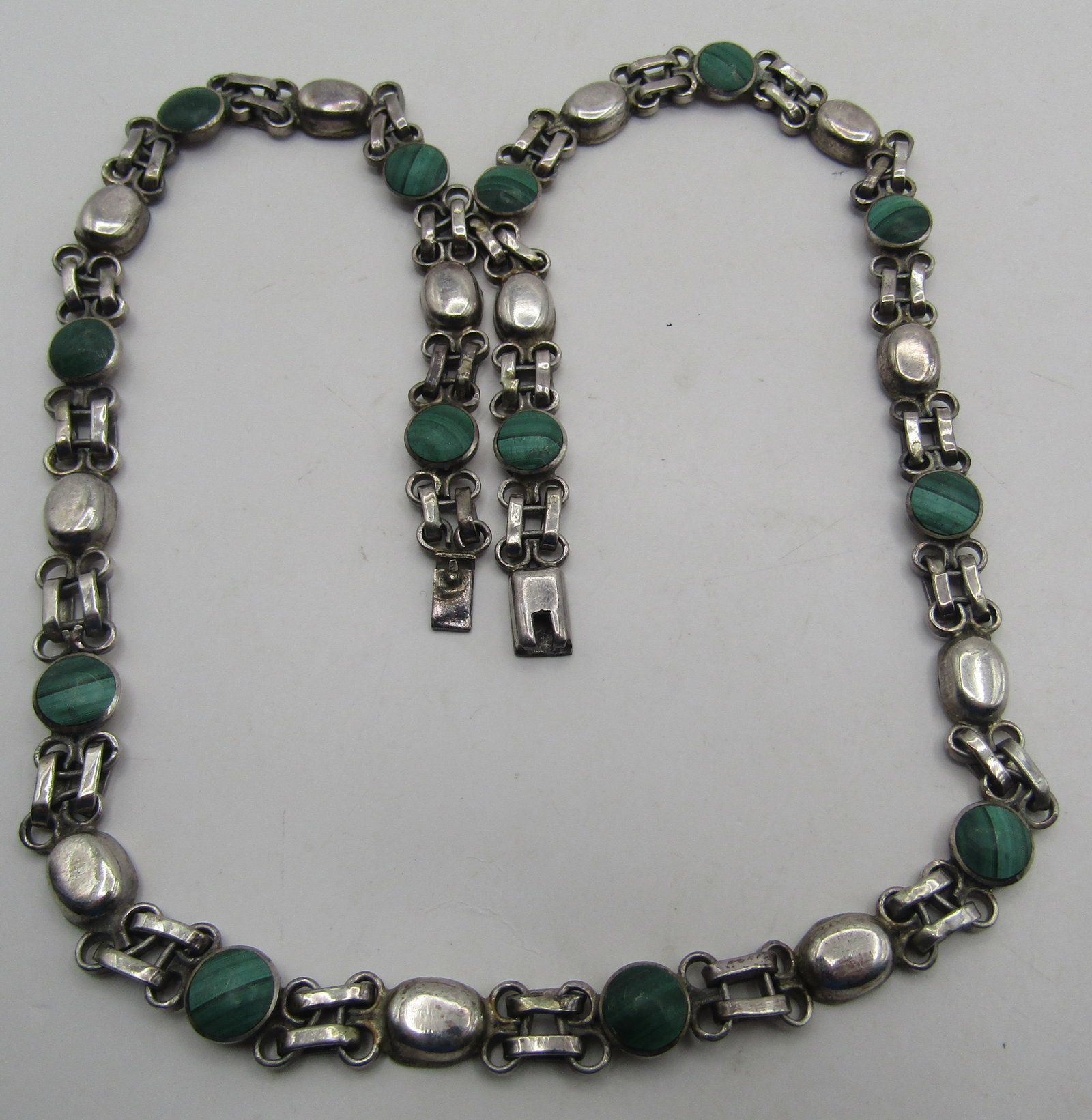 TR156 TAXCO MALACHITE NECKLACE STERLING SILVER 45G: VINTAGE ESTATE TAXCO MEXICO MARKED "925 TR-156". MEASURES 20 INCHES LONG. WEIGHS 45.3 GRAMS. EXCELLENT USED CONDITION. WITH IMPERIAL AUCTION THE COST FOR PACKING AND SHIPPING VIA USPS IN THE USA IS $5