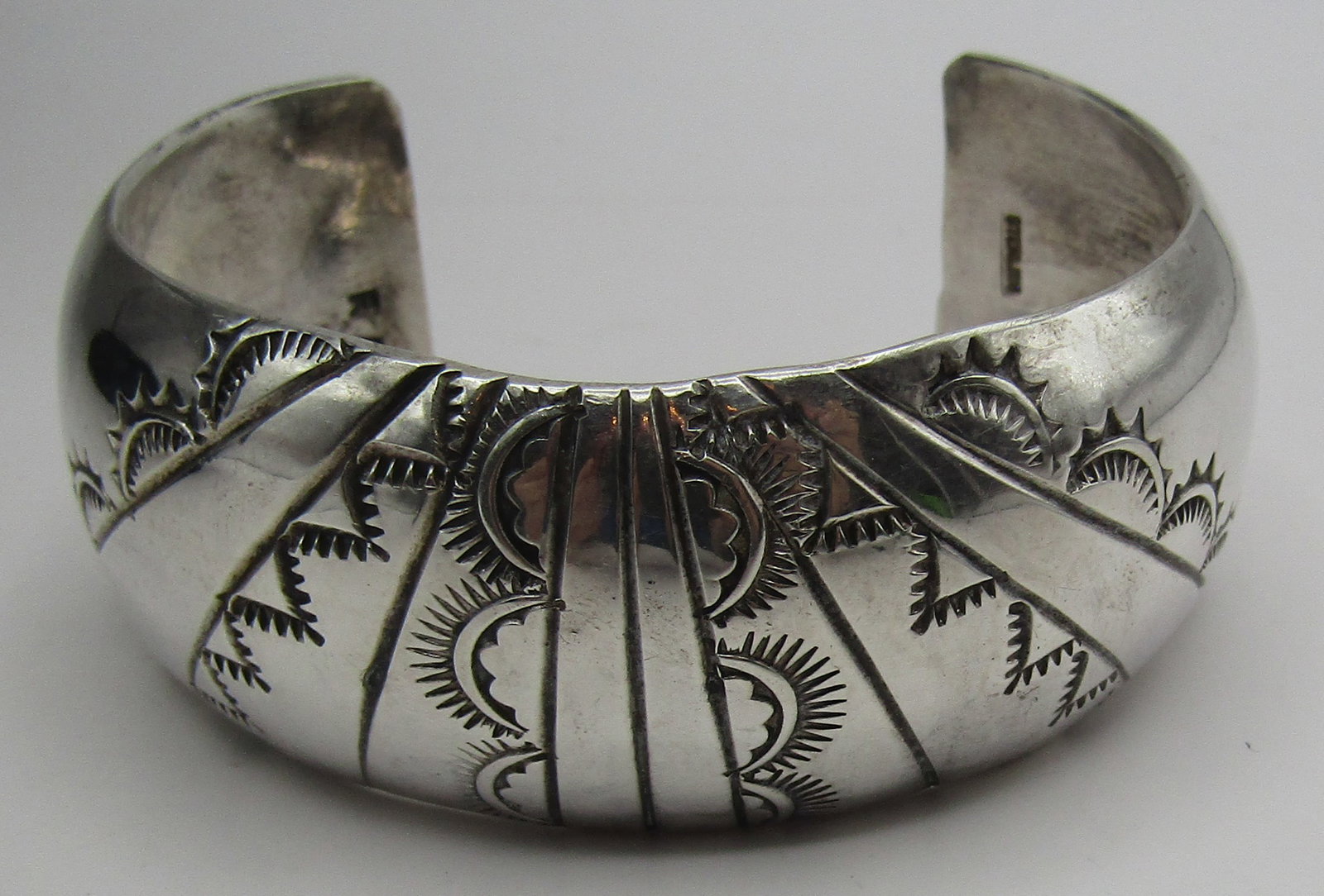 "RP" HAND STAMPED CUFF BRACELET STERLING SILVER42G: VINTAGE ESTATE ARTIST HALLMARKED "RP STERLING". TESTED STERLING SILVER BRACELET. NATIVE AMERICAN SOUTHWEST NAVAJO INDIAN JEWELRY. MEASURES 1 INCH WIDE. FITS A 7.25 INCH WRIST WITH A 35MM GAP. WEIGHS 4
