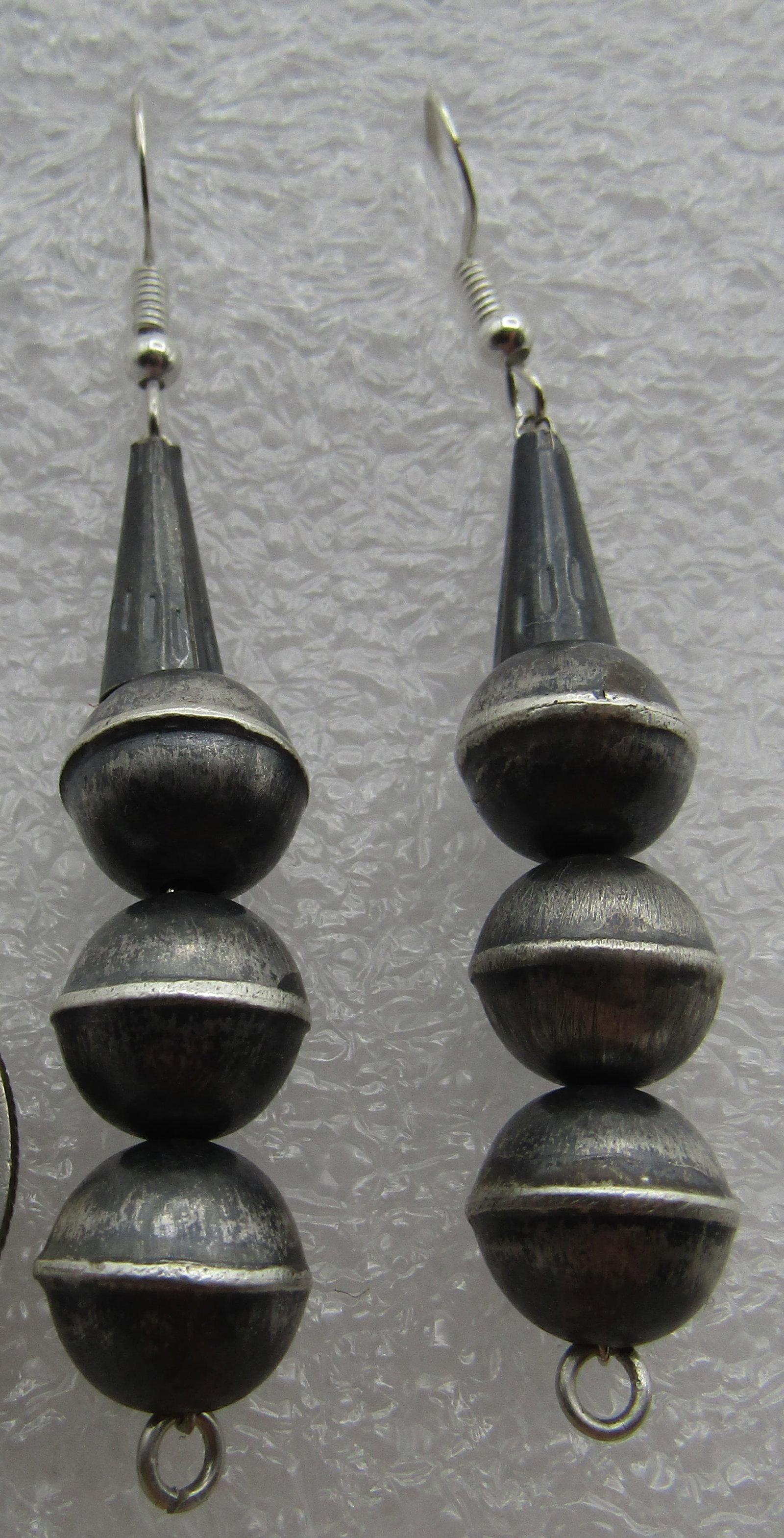 2.5" 12MM NAVAJO PEARL EARRINGS STERLING SILVER: TESTED STERLING SILVER 12MM NAVAJO PEARL EARRINGS. NATIVE AMERICAN SOUTHWEST NAVAJO INDIAN JEWELRY. MEASURE 2.5 INCHES. WEIGH 6.6GRAMS. EXCELLENT CONDITION. WITH IMPERIAL AUCTION THE COST FOR PACKING 