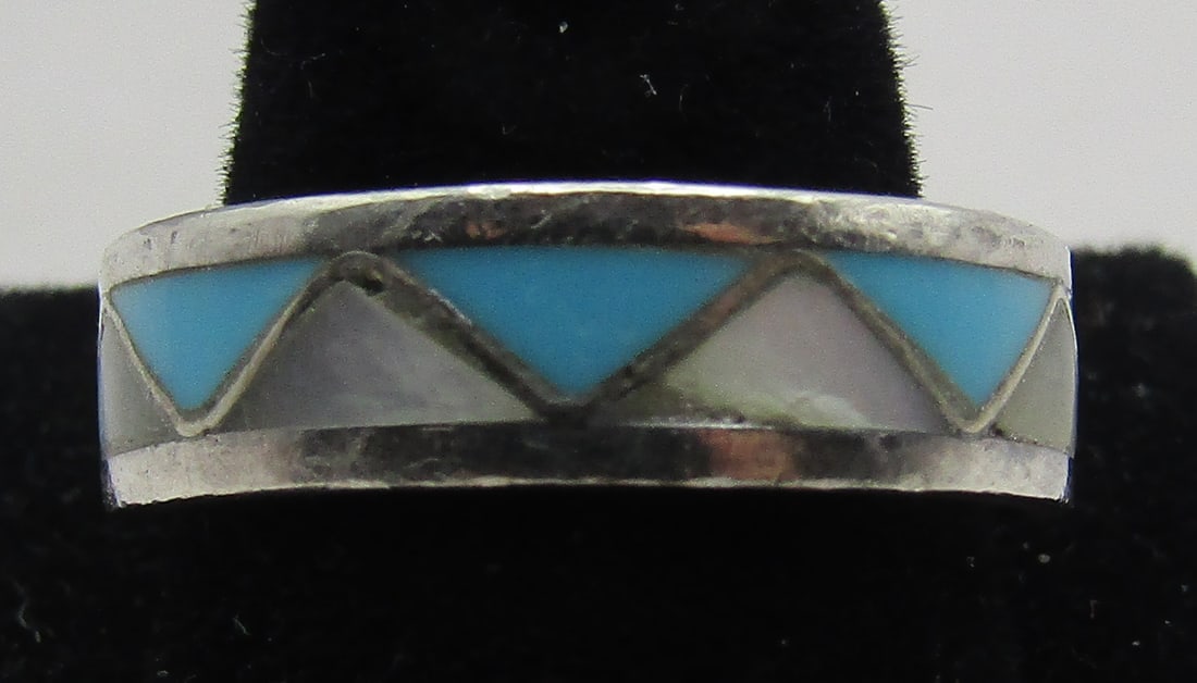 TURQUOISE MOP INLAY BAND RING STERLING SILVER: VINTAGE ESTATE TESTED STERLING SILVER TURQUOISE AND MOTHER OF PEARL RING. NATIVE AMERICAN SOUTHWEST NAVAJO INDIAN JEWELRY. MEASURES 7MM WIDE. SIZE 10 1/2. WEIGHS 4.0 GRAMS. EXCELLENT USED CONDITION. W