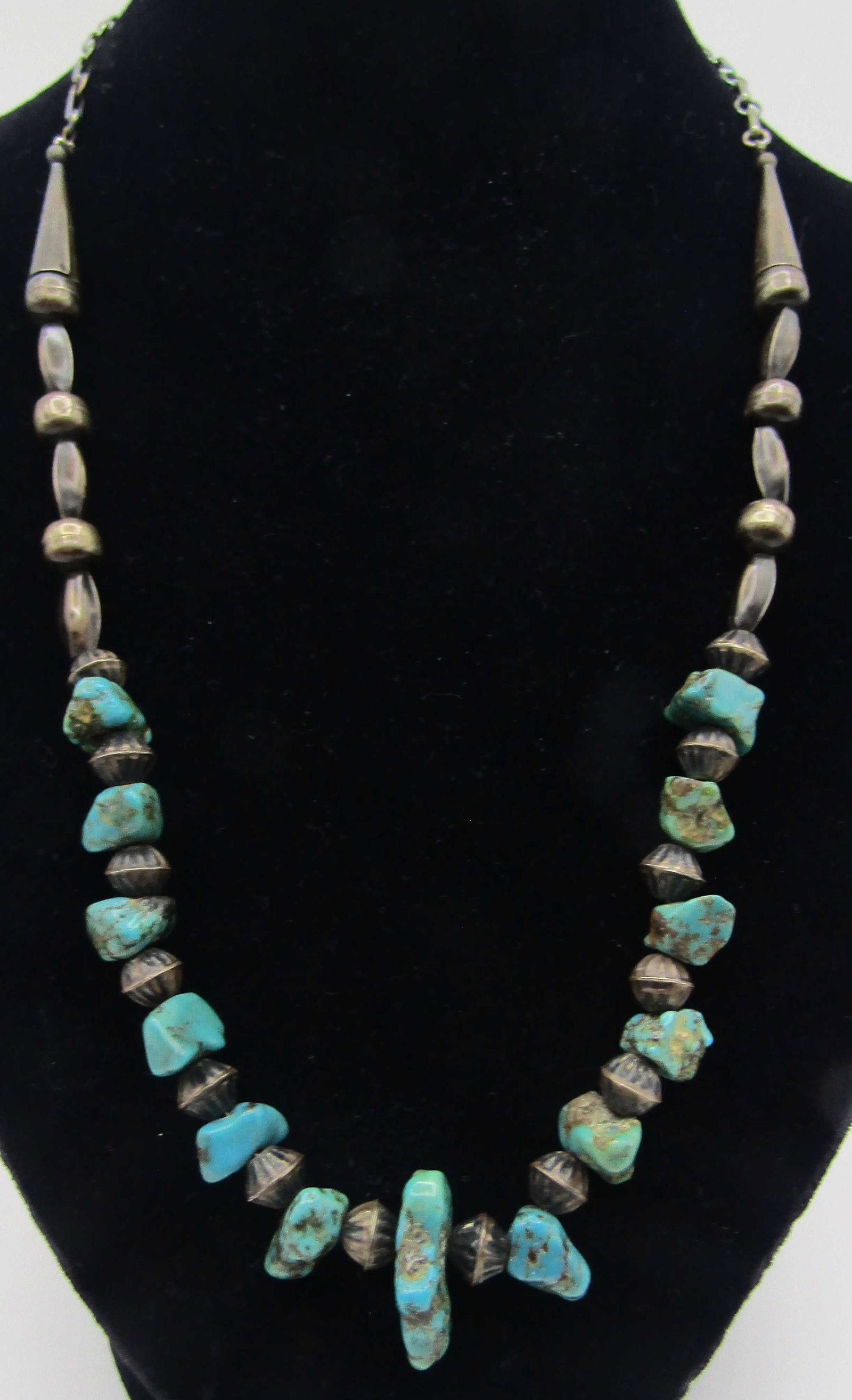 23"TURQUOISE NUGGET BEAD NECKLACE STERLING SILVER: VINTAGE ESTATE TESTED STERLING SILVER NECKLACE. NATIVE AMERICAN SOUTHWEST NAVAJO INDIAN JEWELRY. MEASURES 23 INCHES LONG. WEIGHS 34.8GRAMS. EXCELLENT USED CONDITION. WITH IMPERIAL AUCTION THE COST FOR