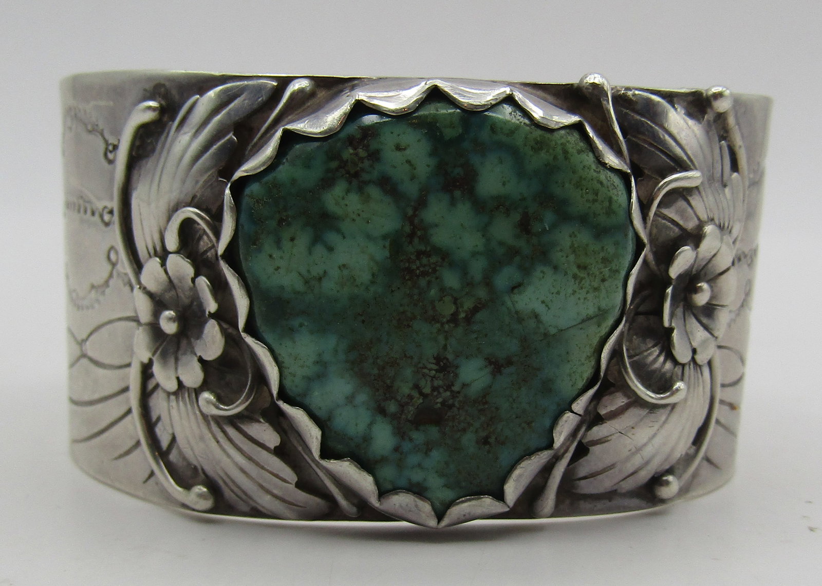 RHB TURQUOISE CUFF BRACELET STERLING SILVER 48GR: VINTAGE ESTATE ARTIST HALLMARKED "RHB STERLING" TESTED STERLING SILVER BRACELET. NATIVE AMERICAN SOUTHWEST NAVAJO INDIAN JEWELRY. TOP MEASURES 1.25 INCHES WIDE. FITS A 7.25 INCH WRIST WITH A 28MM GAP.
