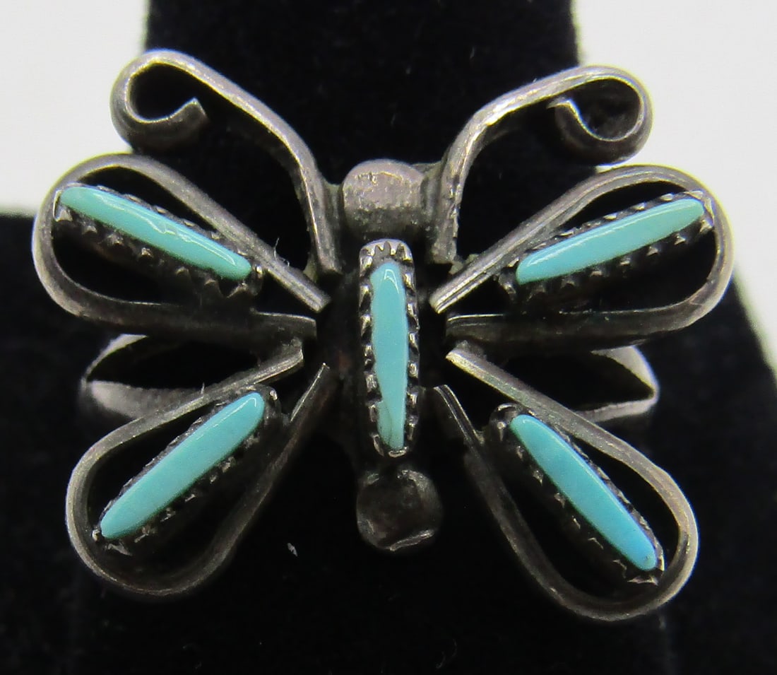 ZUNI TURQUOISE BUTTERFLY RING STERLING SILVER S7.5: VINTAGE ESTATE GENUINE PETIT POINT TURQUOISE & STERLING SILVER RING. NATIVE AMERICAN SOUTHWEST ZUNI INDIAN JEWELRY. MEASURES .75 INCH. SIZE 7.5. WEIGHS 4.1 GRAMS. EXCELLENT USED CONDITION. WITH IMPERI