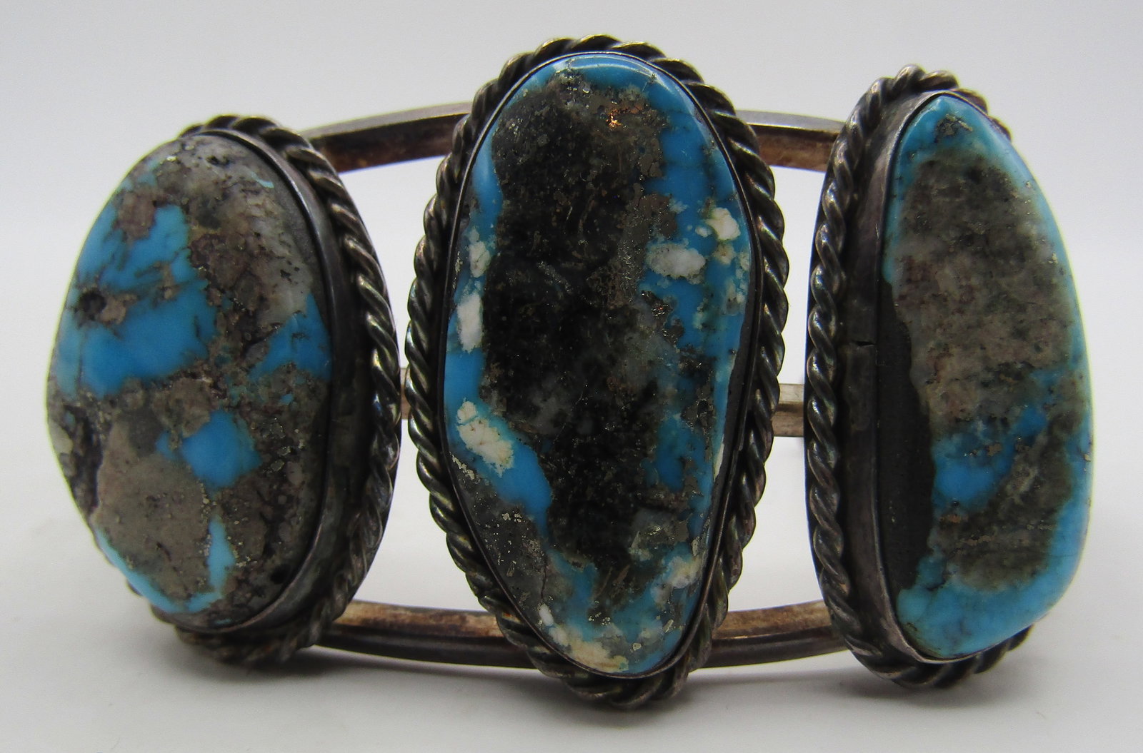MORENCE TURQUOISE CUFF BRACELET STERLING SILVER 48: VINTAGE ESTATE GEM TURQUOISE BRACELET. TESTED STERLING SILVER. NATIVE AMERICAN SOUTHWEST NAVAJO INDIAN JEWELRY. TOP MEASURES 1.75 INCHES WIDE. FITS AN 8 INCH WRIST WITH A 42MM GAP. WEIGHS 48.3GRAMS. E