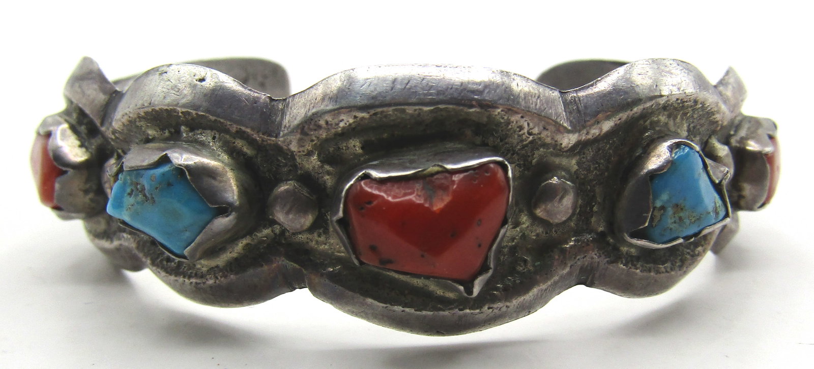 TURQUOISE CORAL CUFF BRACELET STERLING SILVER 33GR: VINTAGE ESTATE ARTIST HALLMARKED "" VINTAGE ESTATE GENUINE TURQUOISE AND RED CORAL BRACELET. NATIVE AMERICAN SOUTHWEST NAVAJO INDIAN JEWELRY. MEASURES 3/4 INCH WIDE. FITS A 7 INCH WRIST WITH A 30MM GA