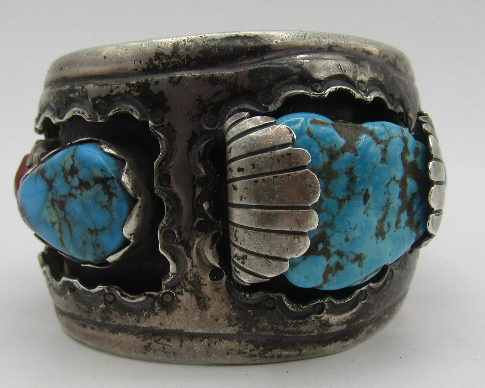 "JP" TURQUOISE CORAL BRACELET STERLING SILVER 87GR: EARLY VINTAGE ESTATE ARTIST HALLMARKED "JP" TESTED STERLING SILVER CUFF BRACELET. NATIVE AMERICAN SOUTHWEST NAVAJO INDIAN JEWELRY. TOP MEASURES 1.75 INCHES WIDE. TESTED STERLING SILVER. FITS A 7 INCH 