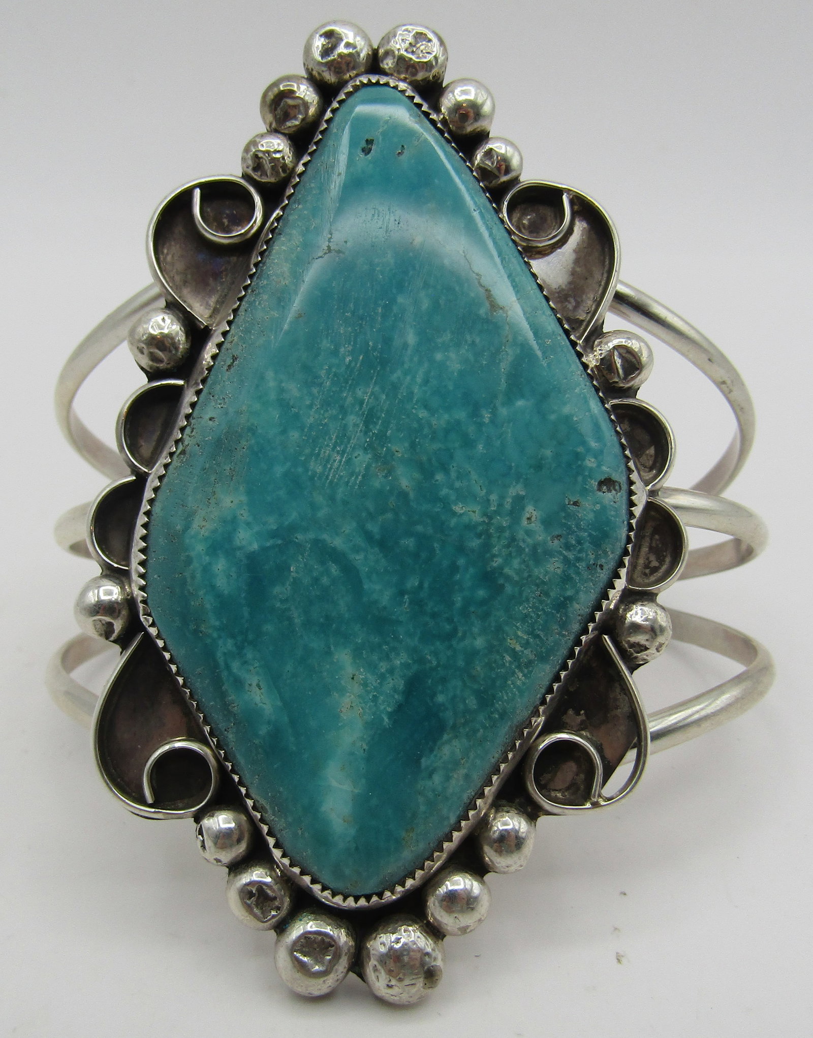 "DH" 3" TURQUOISE CUFF BRACELET STERLING SILVER71G: ARTIST SIGNED "DH STERLING". NATIVE AMERICAN SOUTHWEST NAVAJO INDIAN JEWELRY. TOP MEASURES 3 INCHES WIDE. WEIGHS 71.2 GRAMS. FITS A 7 1/2 INCH WRIST WITH A 40MM GAP. EXCELLENT CONDITION. WITH IMPERIAL