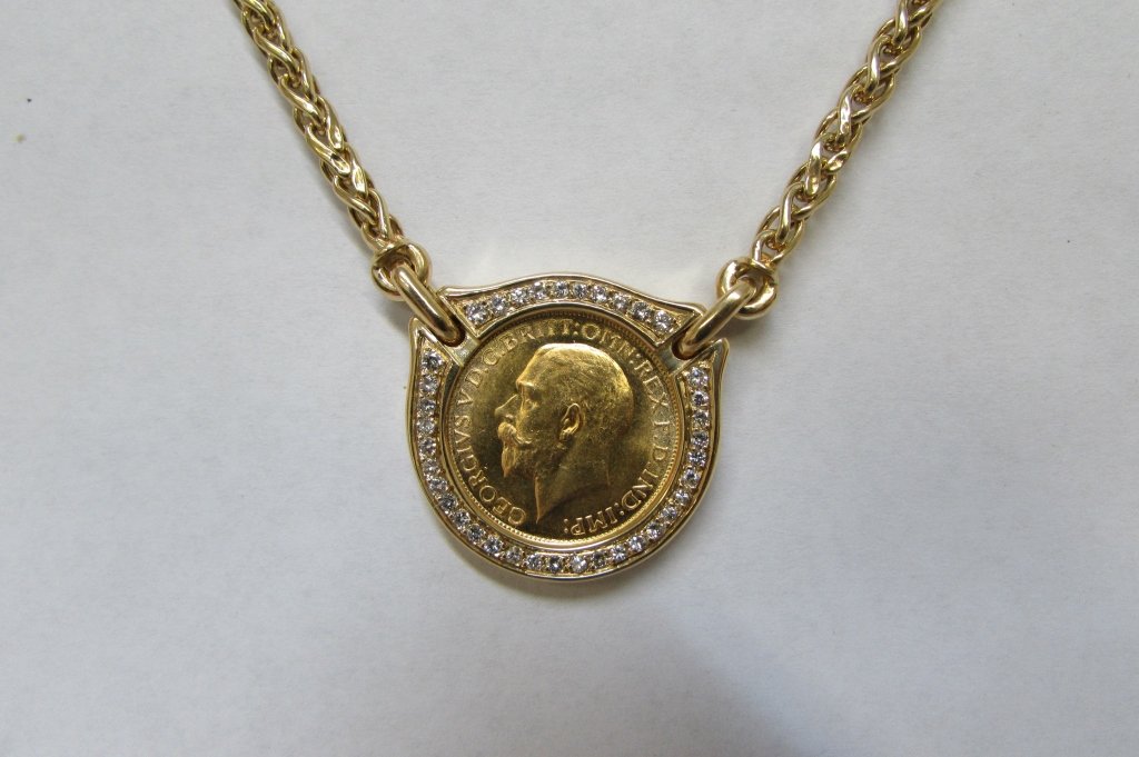 22K GOLD SOVEREIGN 18K CHAIN 1.5ct DIA NECKLACE: 2.0. 18K GOLD 25" LONG 4.0mm THICK NECKLACE LEADING TO A 1.50ct VS CLARITY DIAMOND BEZEL SURROUNDING A 22K GOLD 1928 FULL SOVEREIGN. TOTAL WEIGHT OF 39.4 GRAMS