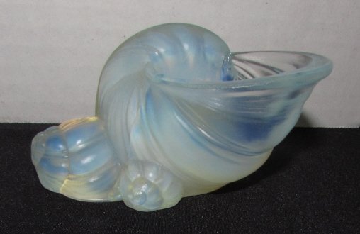Sabino France Opalescent Glass Shell Statue: 86.37 Signed Sabino France Opalescent Glass Shell Statue. Measures 3 3/4 inches long.