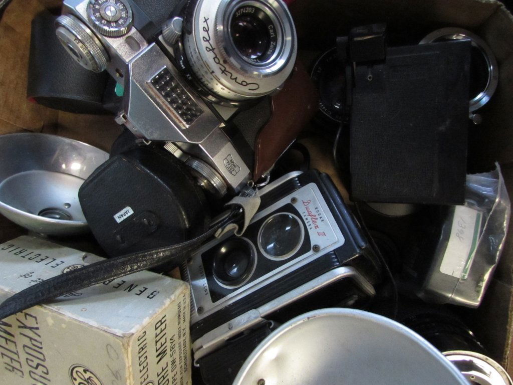 CAMERA LENSE LOT: ZEISS, KODAK, VIVITAR, PENTAX: 2.0. CAMERA AND LENSE GROUP: ZEISS IKON WITH CASE, GE EXPOSURE METER IN BOX, SOLIGOR, STAR-D LENSE IN CASE, TELESAR ASSORTED FILTERS IN CASE, PENTAX FLASH, MAXWELL FLASH 303H, PENTAX AF160 FLASH, KFT