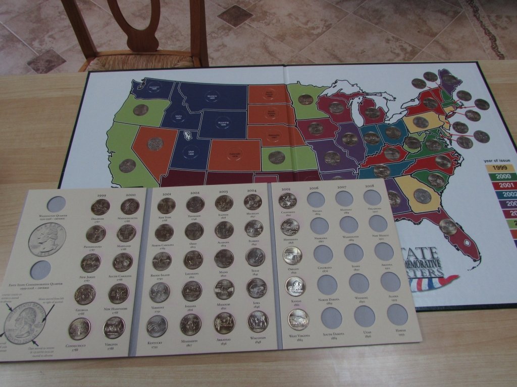 2PC US STATE QUARTER UNC BOOK & MAP: 162.55 US STATE QUARTERS UNCIRCULATED 1999, 2000, 2001, 2002, 2003, 2004, 2005 IN BOOK. IN MAP 1999, 2000, 2001, 2002, 2003, 2005.