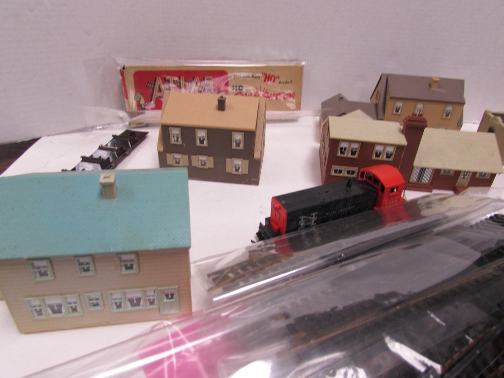 ATLAS TRAIN SET TRACKS & BUILDINGS MODEL RAILROAD: 2.0 ATLAS TRAIN SET. TRAIN, TRACKS, & BUILDINGS. SET INCLUDES 1 7pc SNAP TRACK, 1 22pc SNAP TRACK, MULTIPLE BUILDINGS, "NEW HAVEN ENGINE, AND OTHER PARTS.