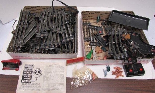 LIONEL METAL TRAIN TRACK SET SIGNS PARTS: 36.0 LIONEL 0 GAUGE METAL TRAIN TRACK SET. WITH EQUIPMENT - SERVICE POLICY, PEOPLE, NO. 260 BUMPER, NO. 020 CROSSING, & MORE.