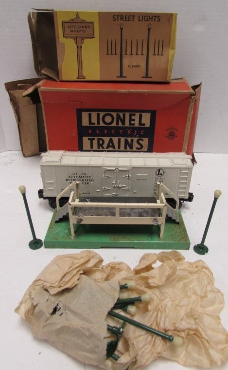 LIONEL TRAIN MILK CAR LITTLETOWN STREET LIGHT LAMP POST: 36.0 0 GAUGE No. 3482 OPERATING MILK CAR, & SET 303 LITTLETOWN 12 LAMPPOST STREET LIGHTS. BOTH IN ORIGINAL BOXES.
