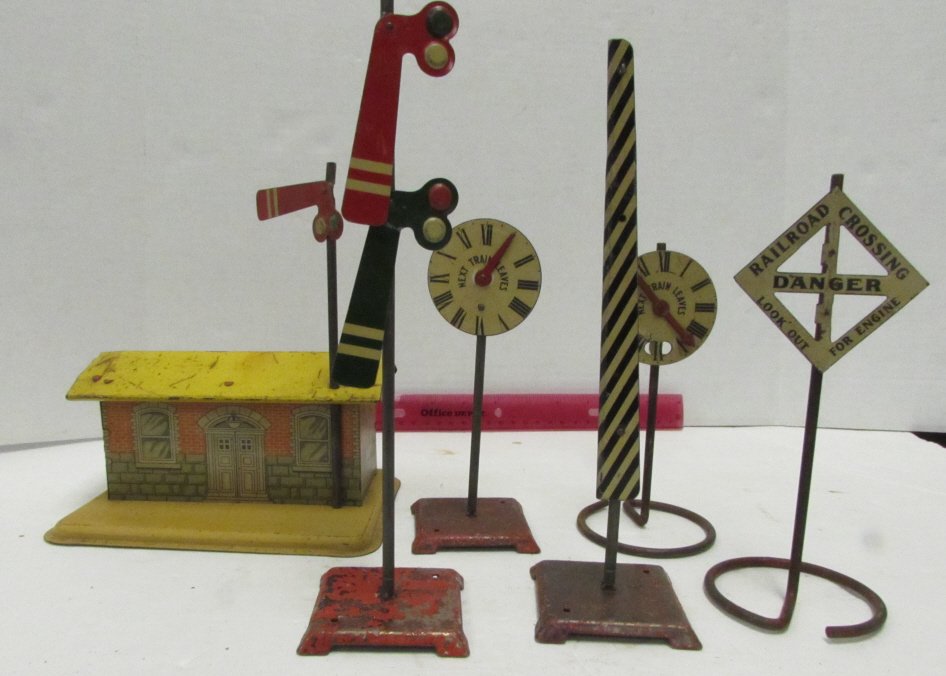 TRAIN MARKLIN FANDOR BING ACCESSORIES KRAUS MAERKLIN: 2.0. UNSIGNED PARTS AND PIECES; ORIGINAL ANTIQUE TIN TOY TRAIN STATION BUILDING ACCESSORIES. DEPARTURE INDICATORS, GLEN ELLYN WAITING ROOM, CROSSING SIGNS.