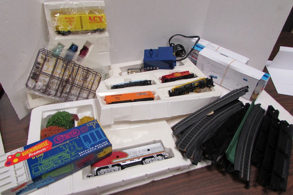 HO SANTA FE FLYER TRAIN SET 8660: 47.29 LIFE LIKE FREIGHT SANTA FE FLYER F-7 LOCOMOTIVE, 4 CARS, CABOOSE, 56" X 38" OVAL TRACK, POWER PACK