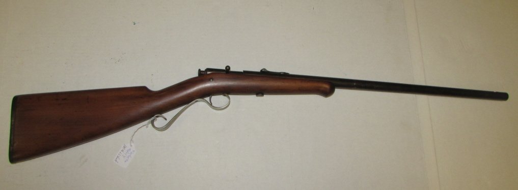 WINCHESTER MOD. 4 22 S RIFLE: 187.16 WINCHESTER MODEL 04 SHORT CALIBER GUN. WOOD STOCK, BOLT ACTION, HAIR TRIGGER, 21" BARREL, SINGLE SHOT.