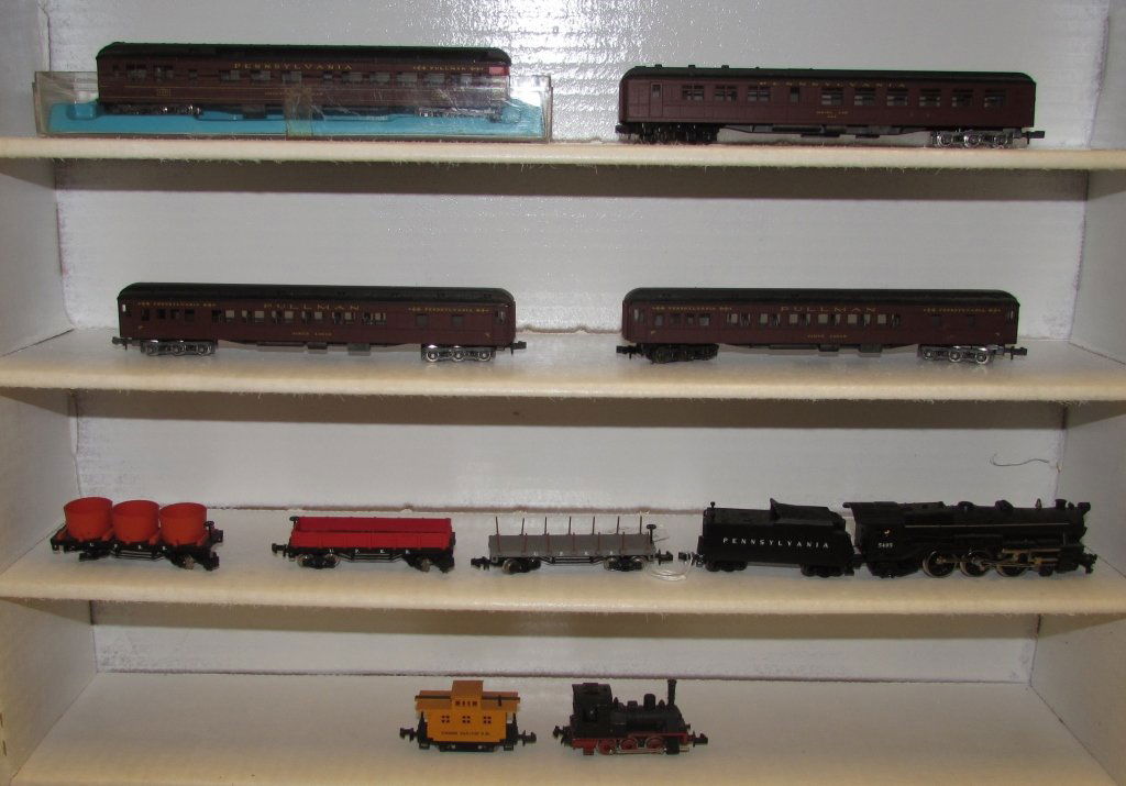 ATLAS N GAUGE TRAIN SET PENNSYLVANIA PASSENGER TOY: 130.0 ATLAS TRAIN LOT - ENGINES, TINDER, UNION PACIFIC H.R. U.P.R.R. PULLMAN OBSERVATION CARS, ATLAS BOX. 12 PIECES ALTOGETHER.