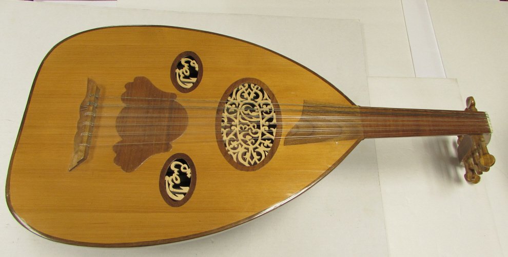 LUTE, OUD, RUD, 6 STRINGED MUSICAL INSTRUMENT: 3.0 VIOLA DE MANO OR ISLAMIC 6 STRING MANDOLIN. WOOD FRAME. UNKNOWN NAME, WRITEN IN ARAB.